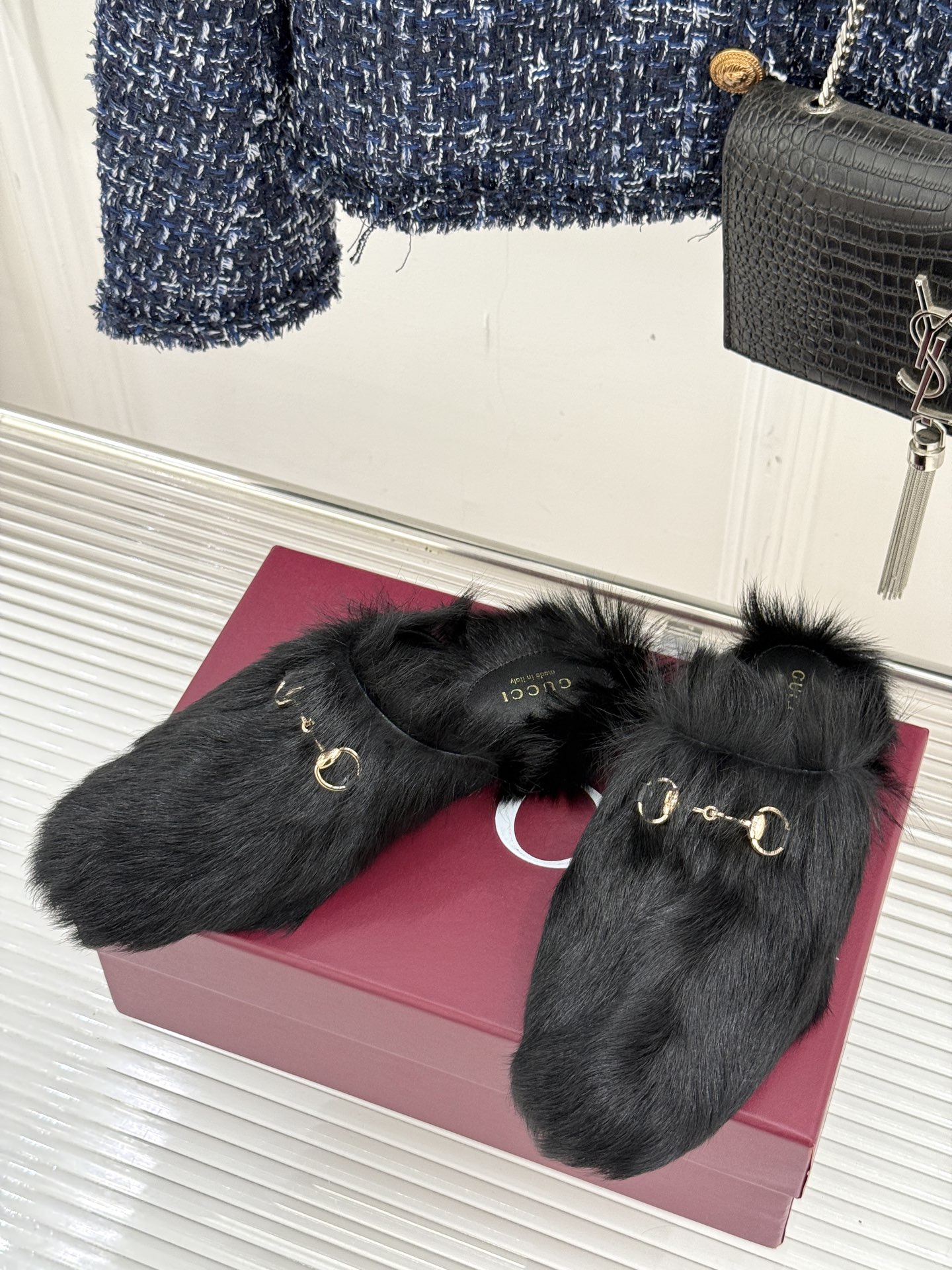 Gucci/古驰25WF新品马衔扣穆勒拖毛毛拖这双毛毛拖是慵懒与奢华的完美碰撞穿上瞬间松弛感与高级感并存