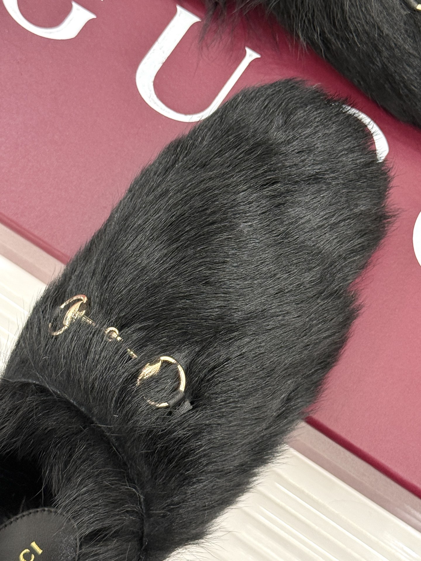 Gucci/古驰25WF新品马衔扣穆勒拖毛毛拖这双毛毛拖是慵懒与奢华的完美碰撞穿上瞬间松弛感与高级感并存