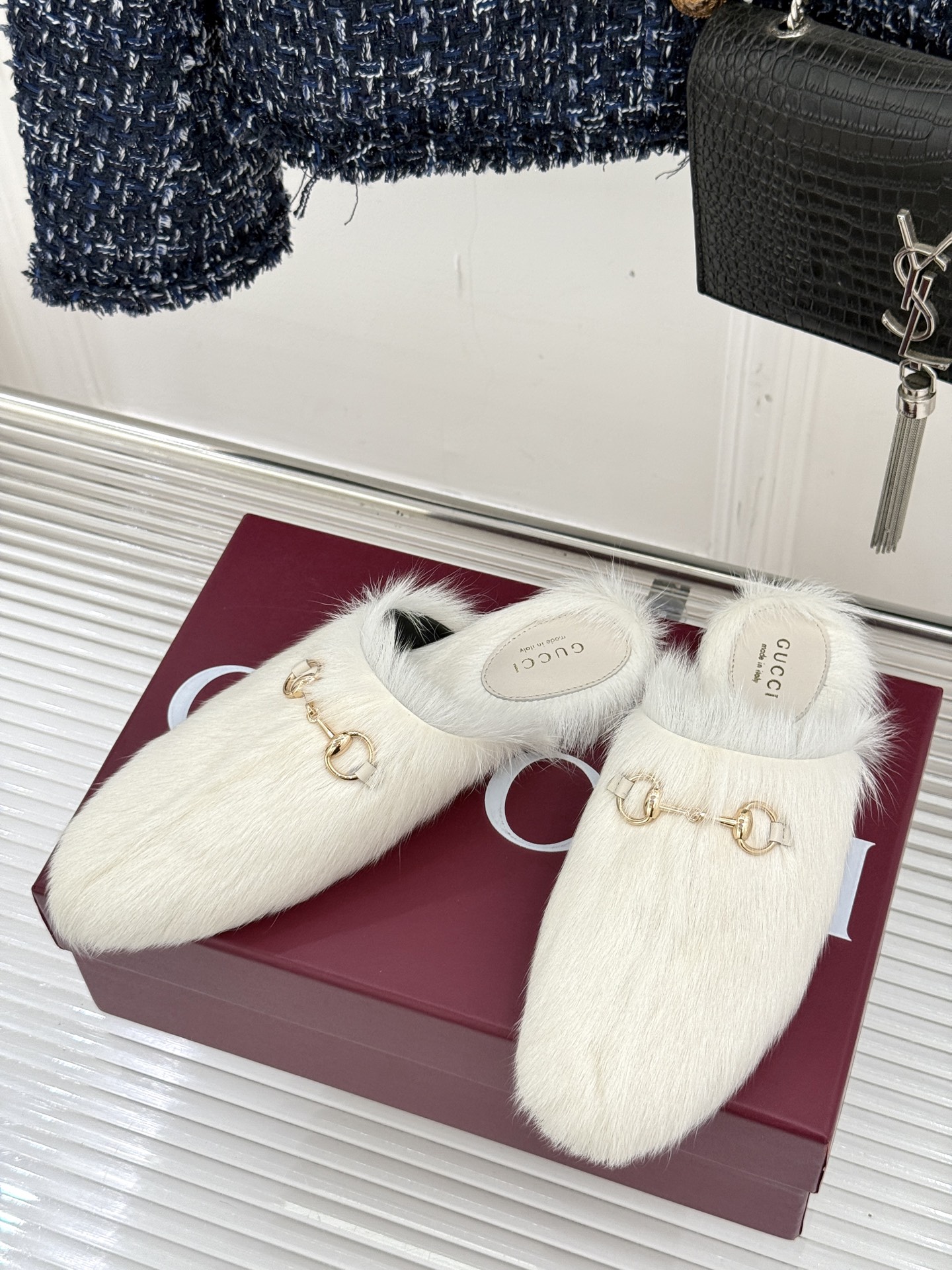Gucci/古驰25WF新品马衔扣穆勒拖毛毛拖这双毛毛拖是慵懒与奢华的完美碰撞穿上瞬间松弛感与高级感并存