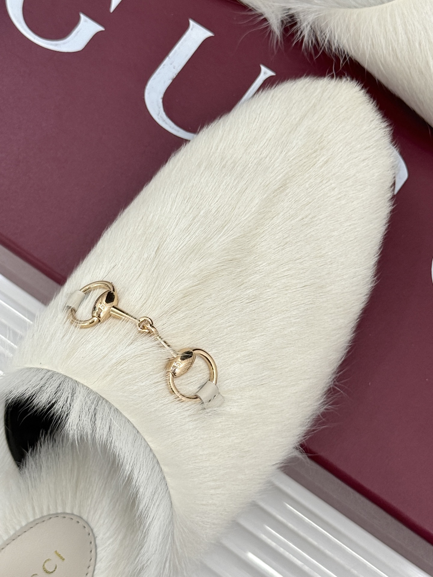 Gucci/古驰25WF新品马衔扣穆勒拖毛毛拖这双毛毛拖是慵懒与奢华的完美碰撞穿上瞬间松弛感与高级感并存