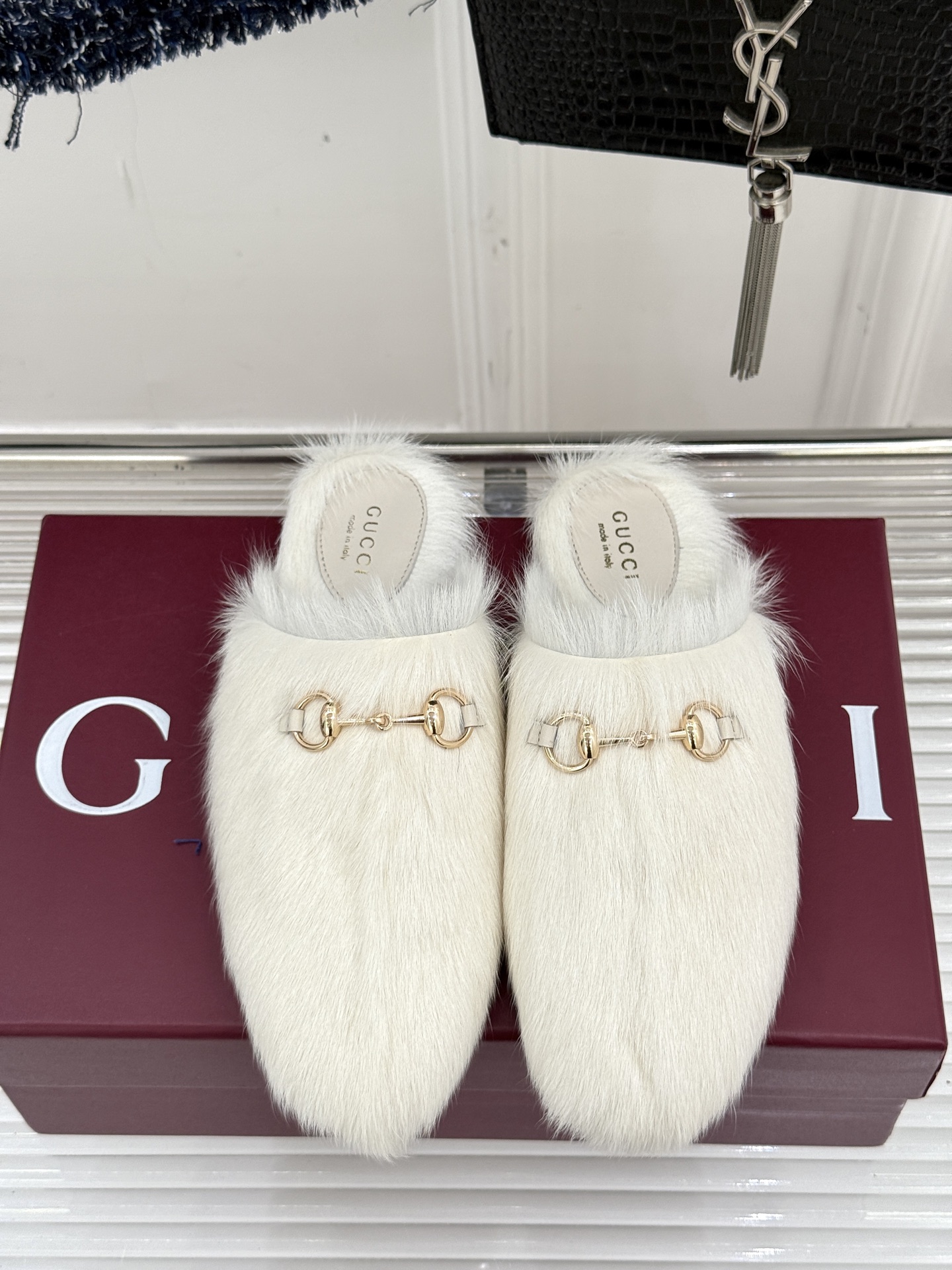 Gucci/古驰25WF新品马衔扣穆勒拖毛毛拖这双毛毛拖是慵懒与奢华的完美碰撞穿上瞬间松弛感与高级感并存