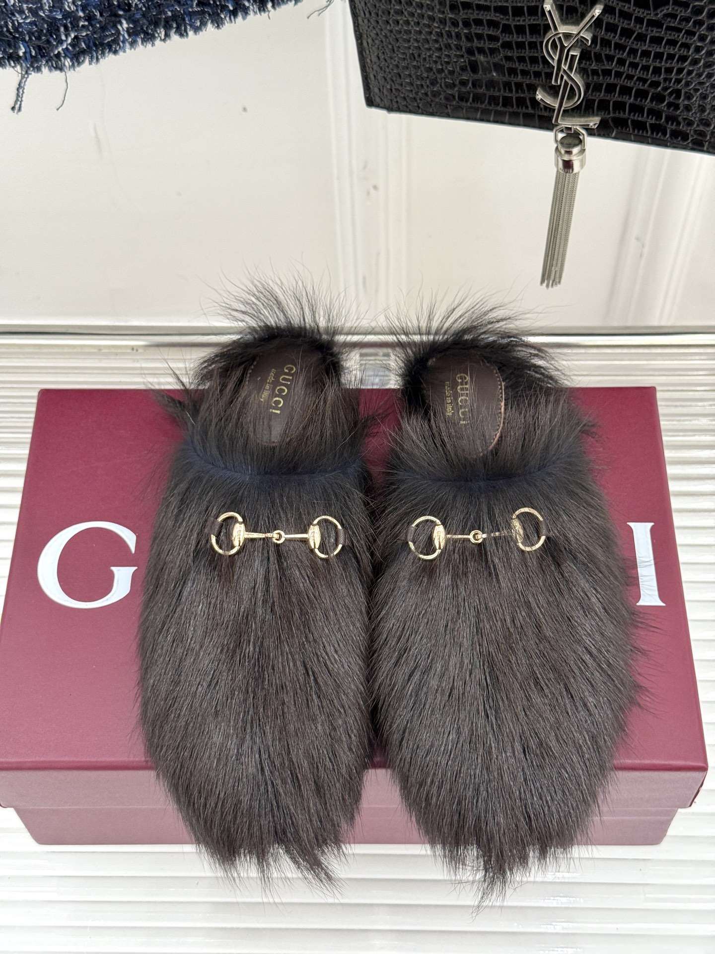 Gucci/古驰25WF新品马衔扣穆勒拖毛毛拖这双毛毛拖是慵懒与奢华的完美碰撞穿上瞬间松弛感与高级感并存