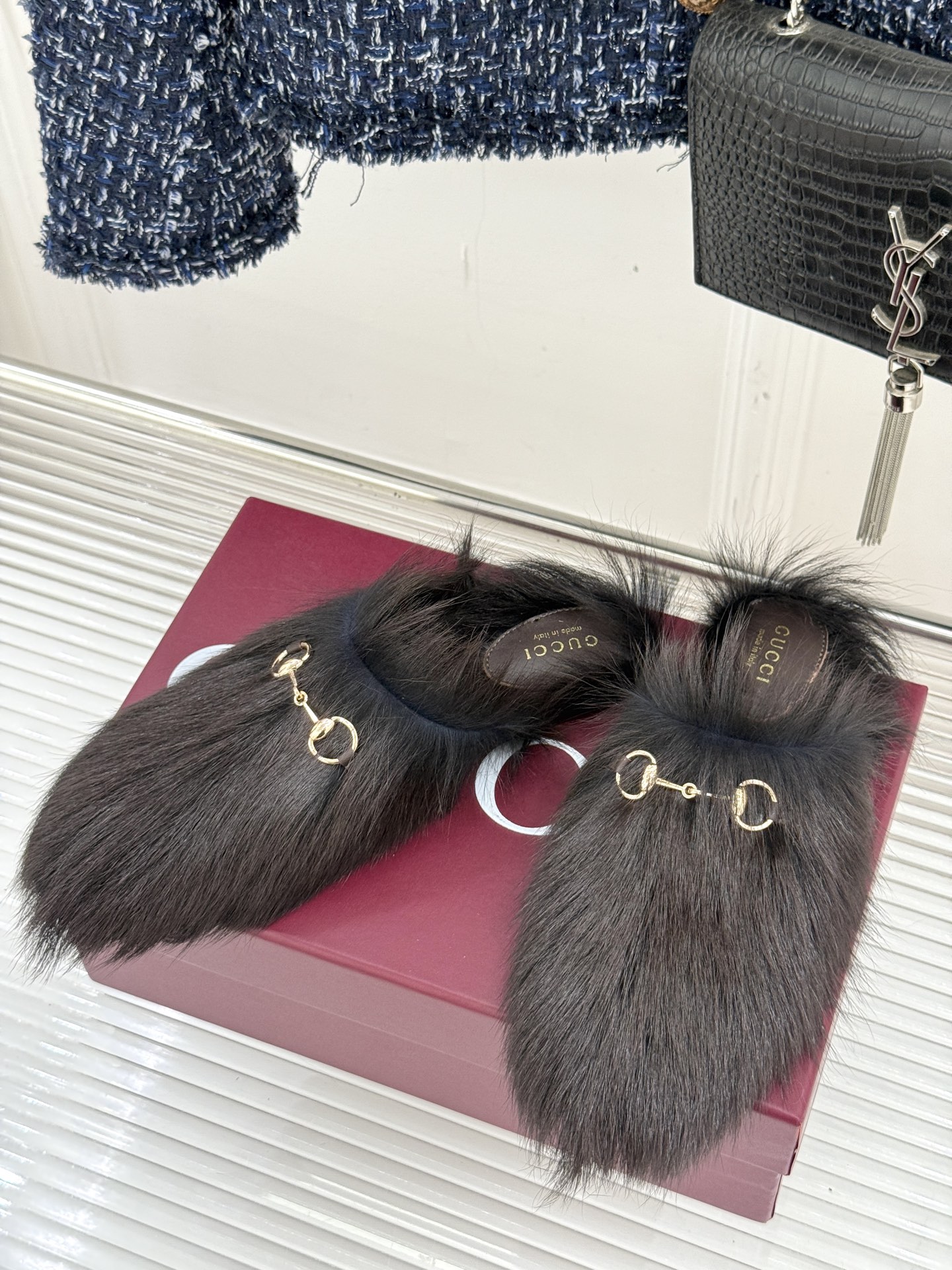 Gucci/古驰25WF新品马衔扣穆勒拖毛毛拖这双毛毛拖是慵懒与奢华的完美碰撞穿上瞬间松弛感与高级感并存