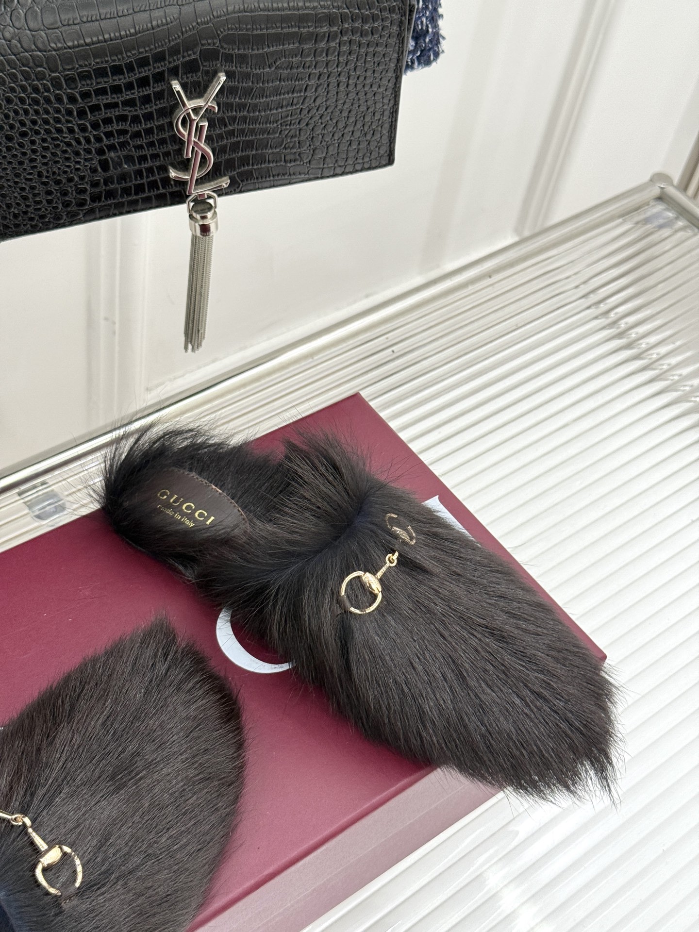 Gucci/古驰25WF新品马衔扣穆勒拖毛毛拖这双毛毛拖是慵懒与奢华的完美碰撞穿上瞬间松弛感与高级感并存