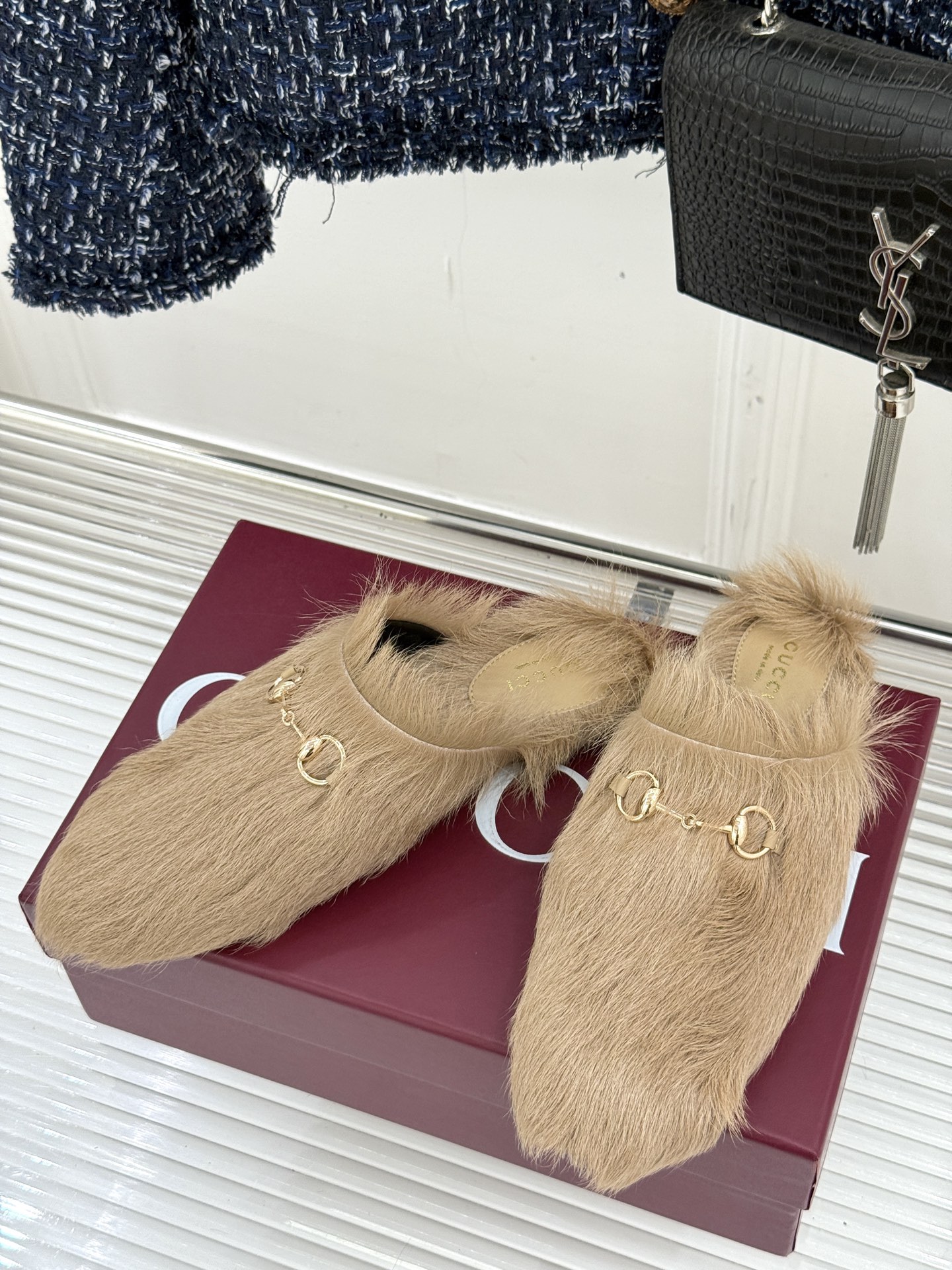 Gucci/古驰25WF新品马衔扣穆勒拖毛毛拖这双毛毛拖是慵懒与奢华的完美碰撞穿上瞬间松弛感与高级感并存