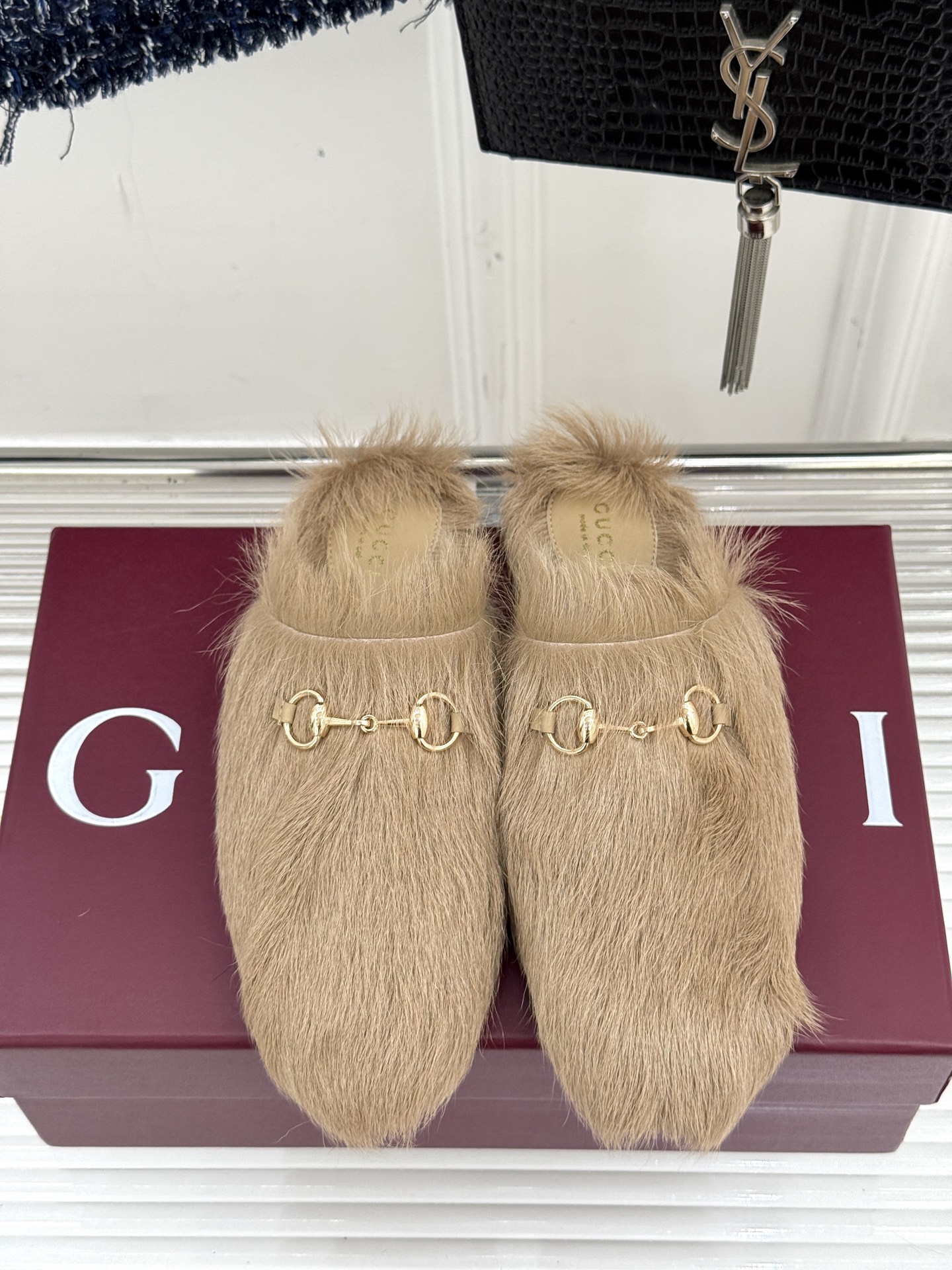 Gucci/古驰25WF新品马衔扣穆勒拖毛毛拖这双毛毛拖是慵懒与奢华的完美碰撞穿上瞬间松弛感与高级感并存
