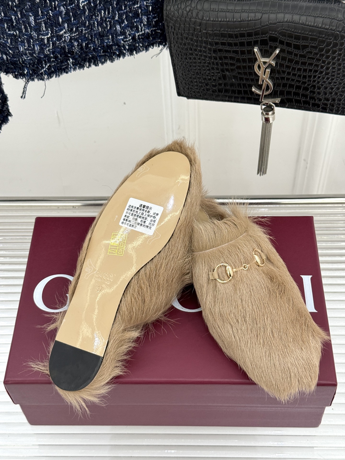 Gucci/古驰25WF新品马衔扣穆勒拖毛毛拖这双毛毛拖是慵懒与奢华的完美碰撞穿上瞬间松弛感与高级感并存