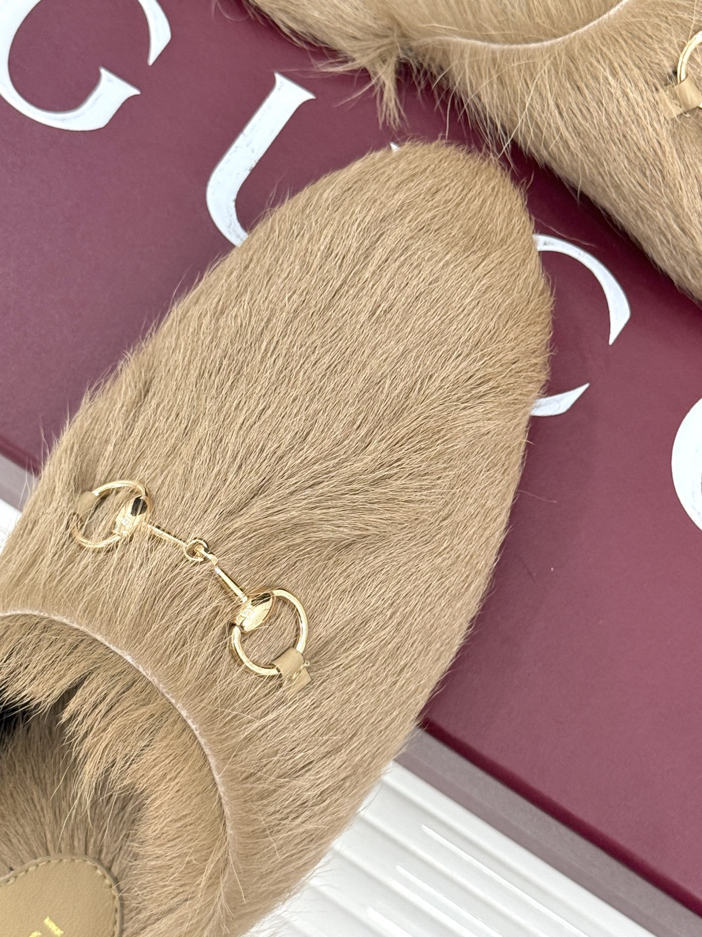 Gucci/古驰25WF新品马衔扣穆勒拖毛毛拖这双毛毛拖是慵懒与奢华的完美碰撞穿上瞬间松弛感与高级感并存