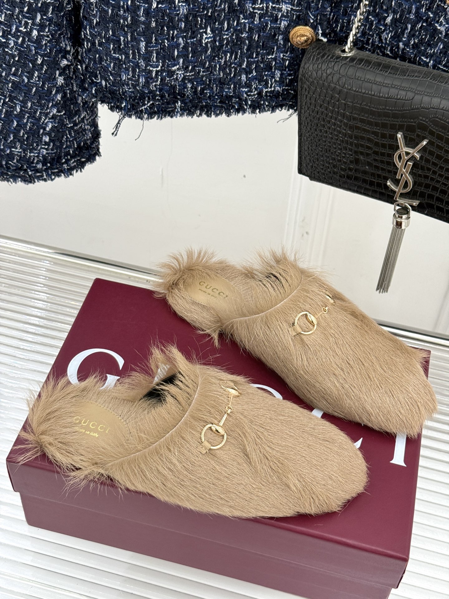 Gucci/古驰25WF新品马衔扣穆勒拖毛毛拖这双毛毛拖是慵懒与奢华的完美碰撞穿上瞬间松弛感与高级感并存