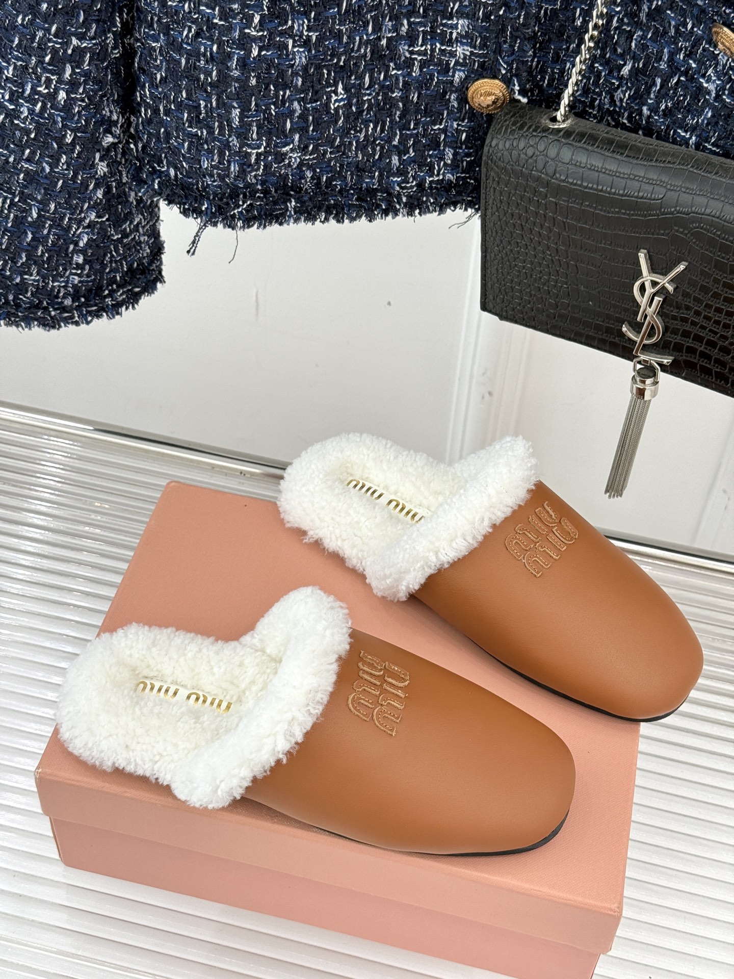 Miu Miu/缪缪25WF新品字母包头半拖毛拖让每一步都踏出甜酷精致感也是时尚少女的出街利器带你解锁冬