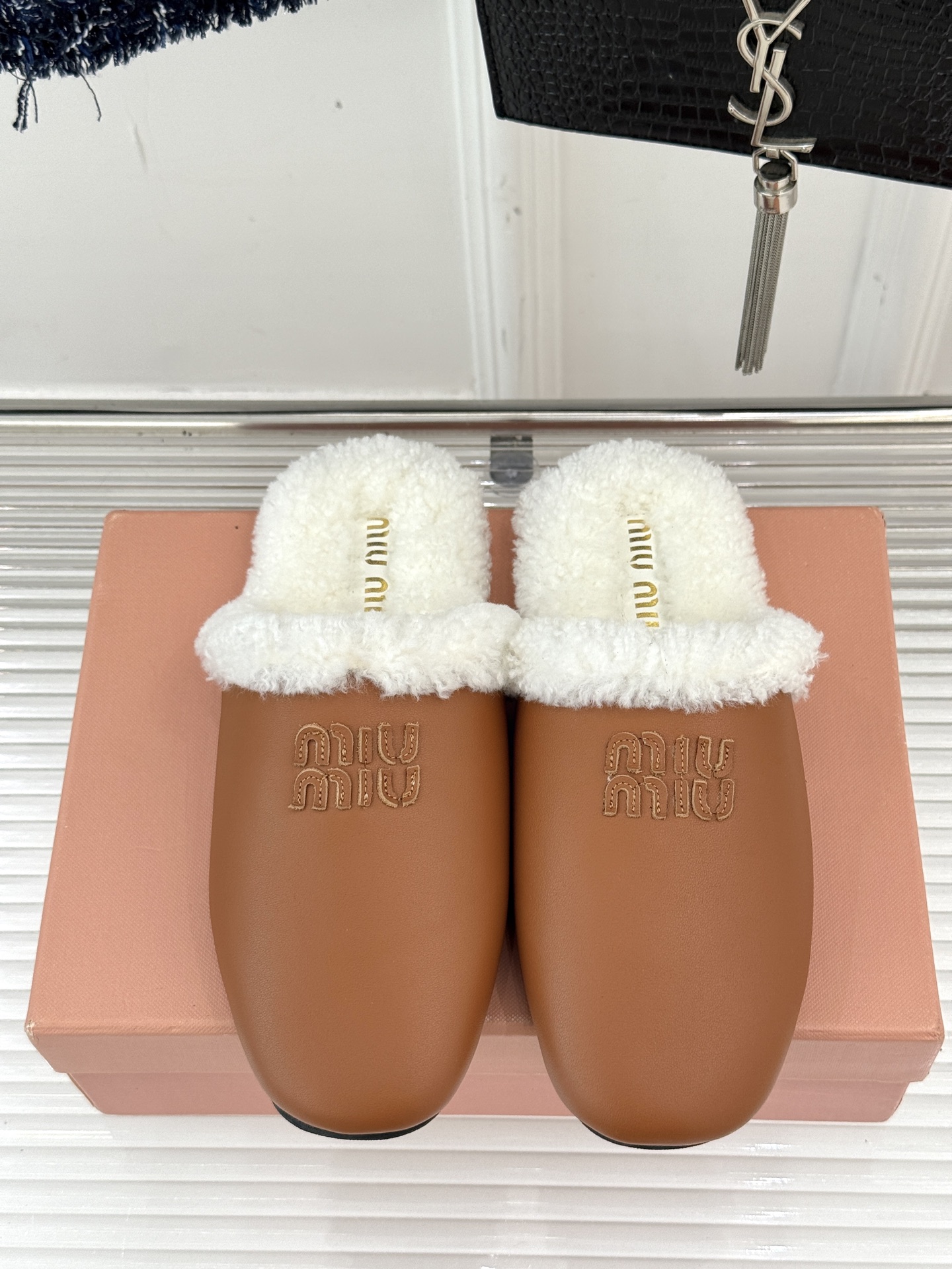 Miu Miu/缪缪25WF新品字母包头半拖毛拖让每一步都踏出甜酷精致感也是时尚少女的出街利器带你解锁冬