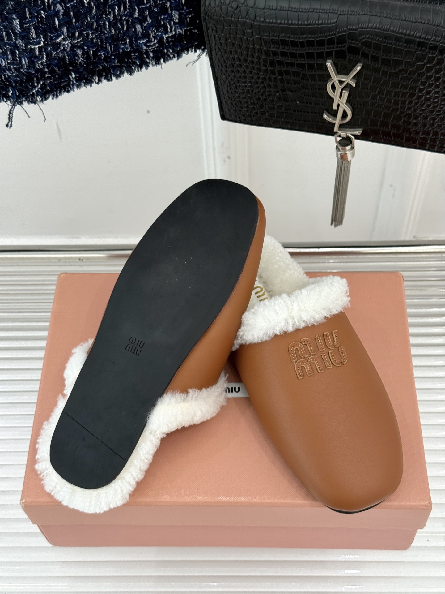Miu Miu/缪缪25WF新品字母包头半拖毛拖让每一步都踏出甜酷精致感也是时尚少女的出街利器带你解锁冬