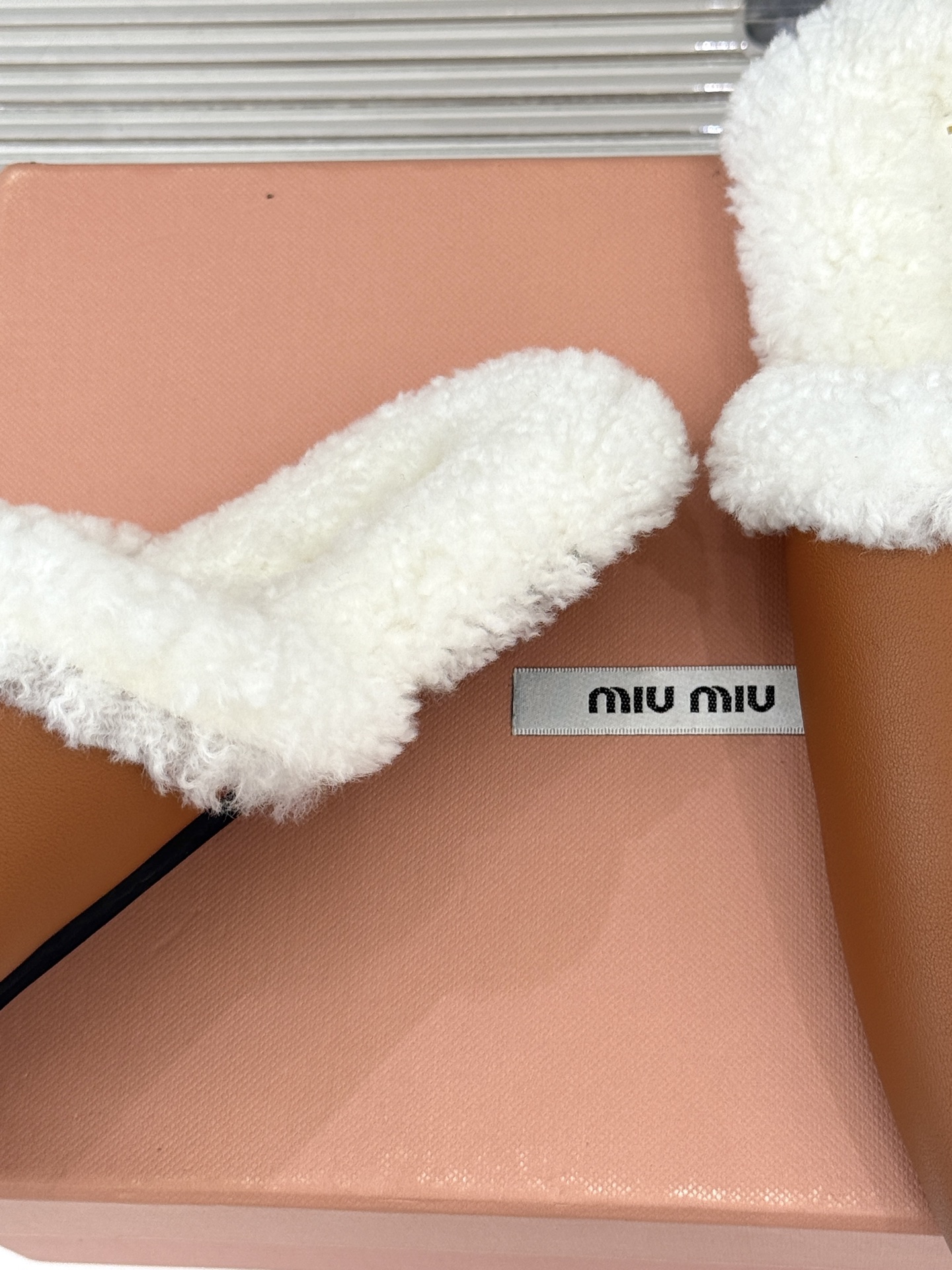 Miu Miu/缪缪25WF新品字母包头半拖毛拖让每一步都踏出甜酷精致感也是时尚少女的出街利器带你解锁冬