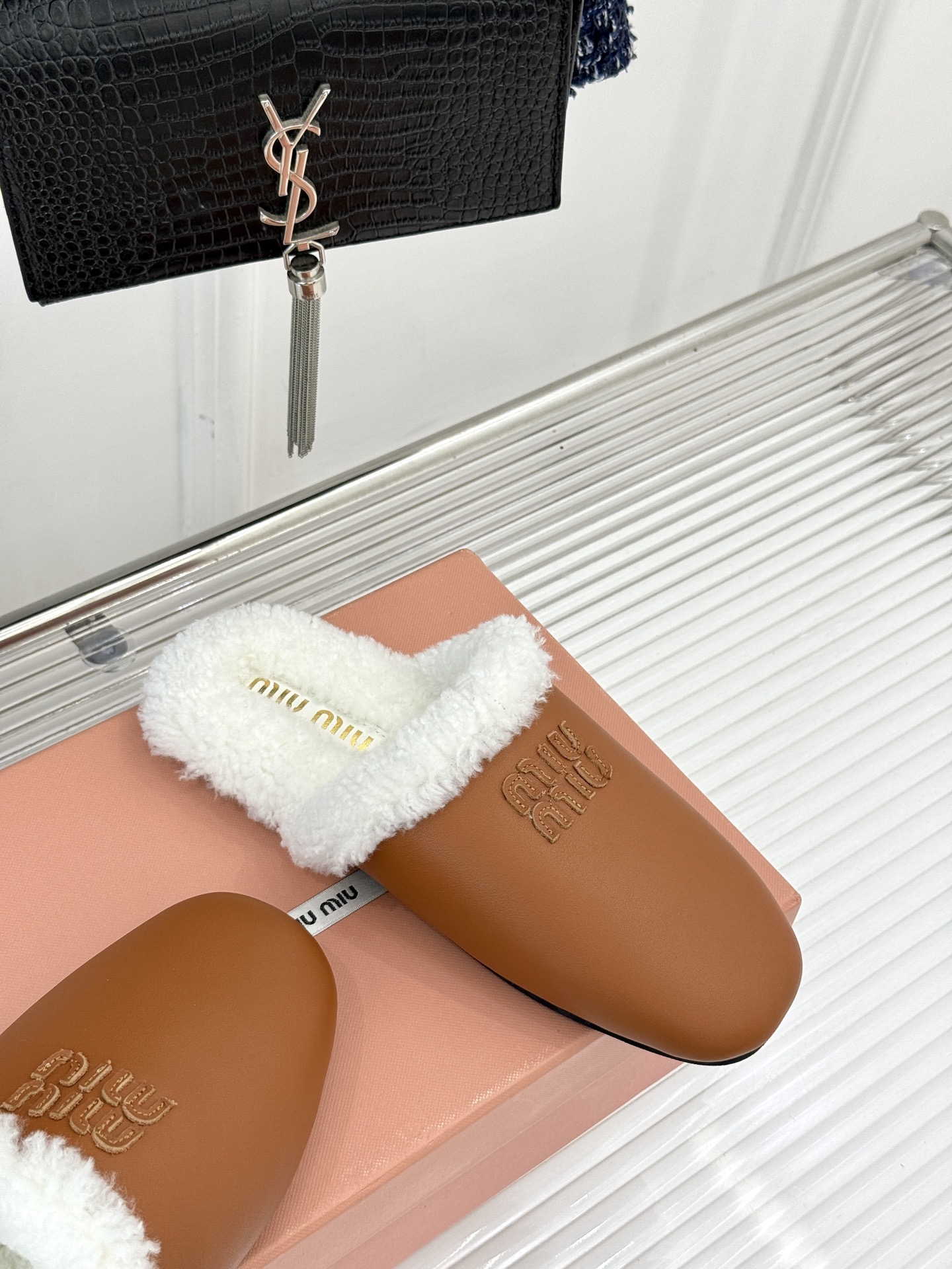 Miu Miu/缪缪25WF新品字母包头半拖毛拖让每一步都踏出甜酷精致感也是时尚少女的出街利器带你解锁冬