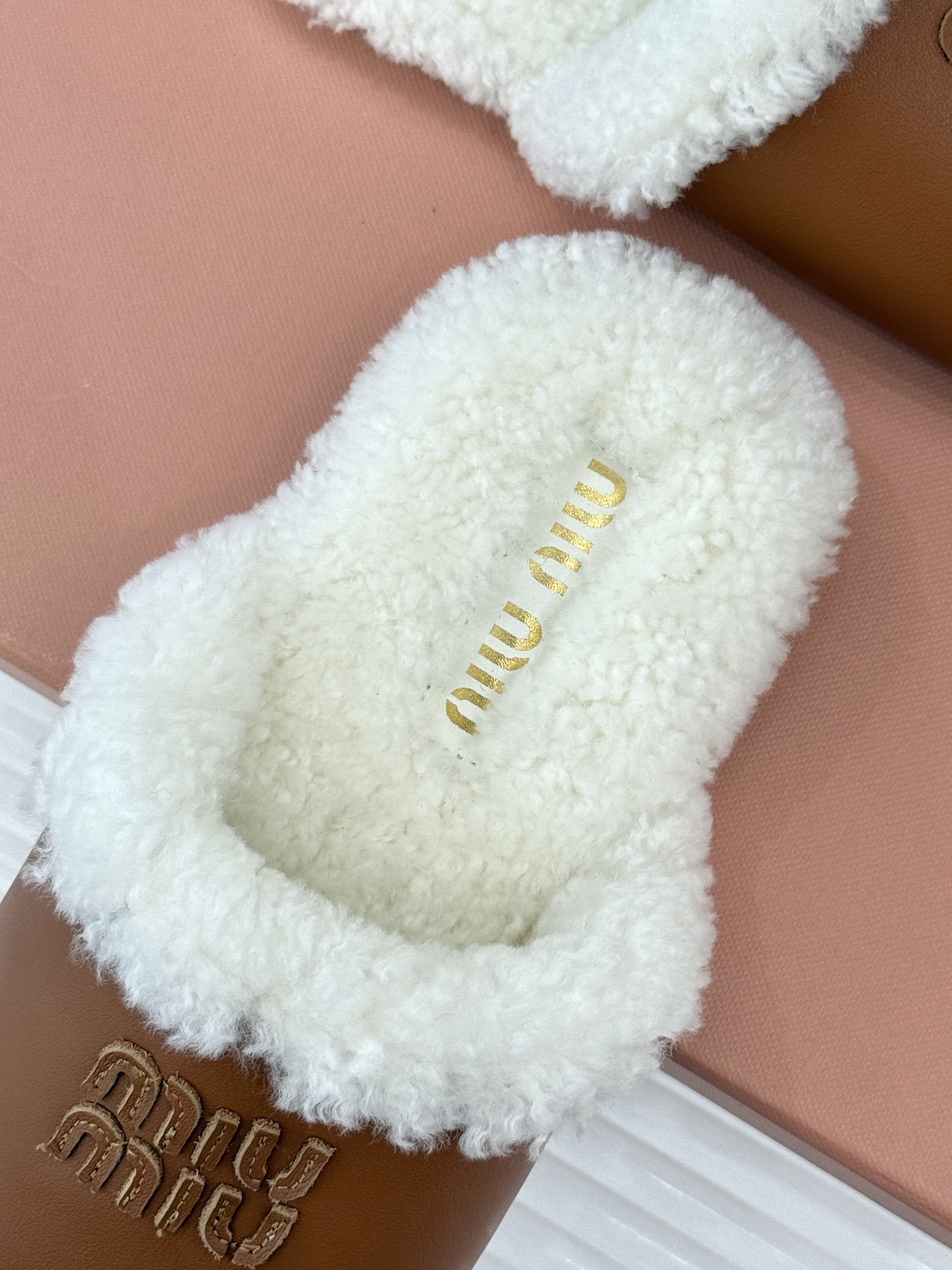 Miu Miu/缪缪25WF新品字母包头半拖毛拖让每一步都踏出甜酷精致感也是时尚少女的出街利器带你解锁冬