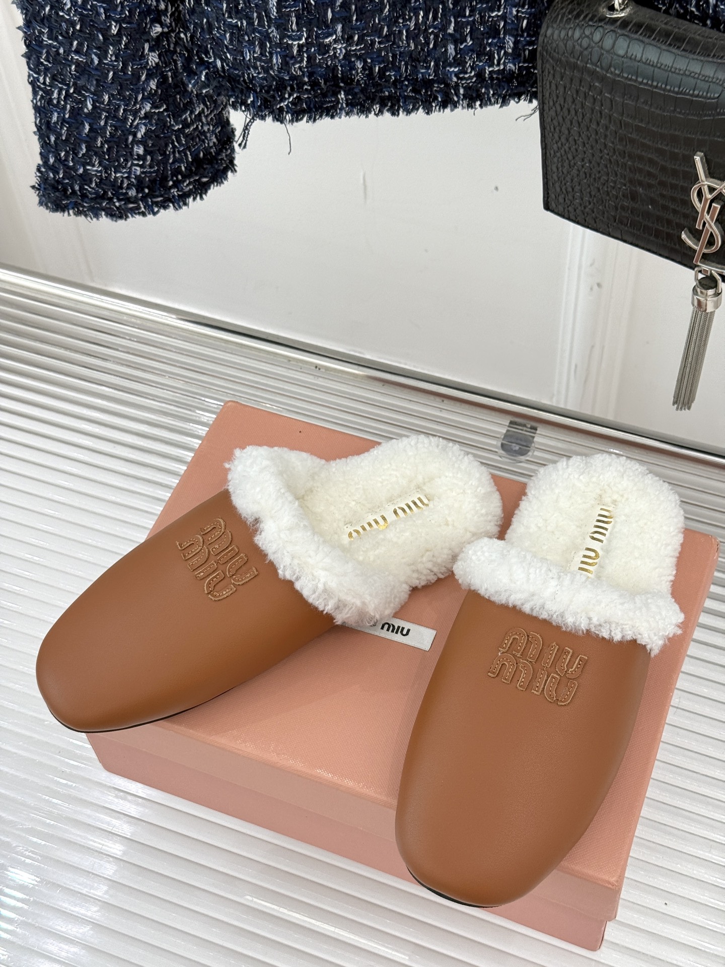 Miu Miu/缪缪25WF新品字母包头半拖毛拖让每一步都踏出甜酷精致感也是时尚少女的出街利器带你解锁冬