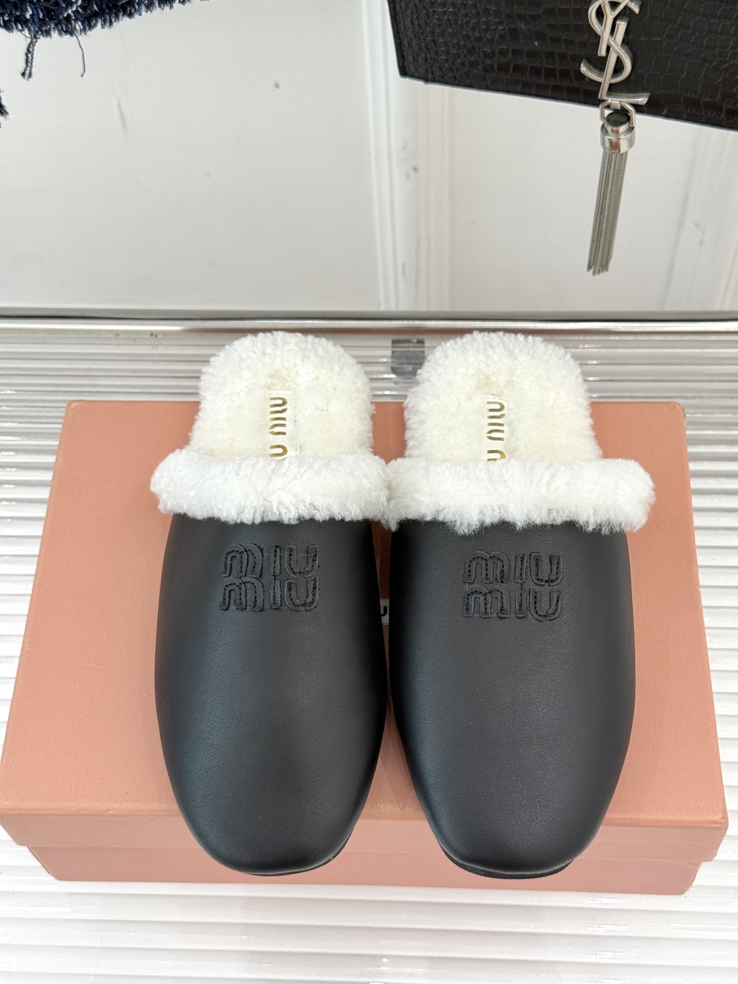 Miu Miu/缪缪25WF新品字母包头半拖毛拖让每一步都踏出甜酷精致感也是时尚少女的出街利器带你解锁冬