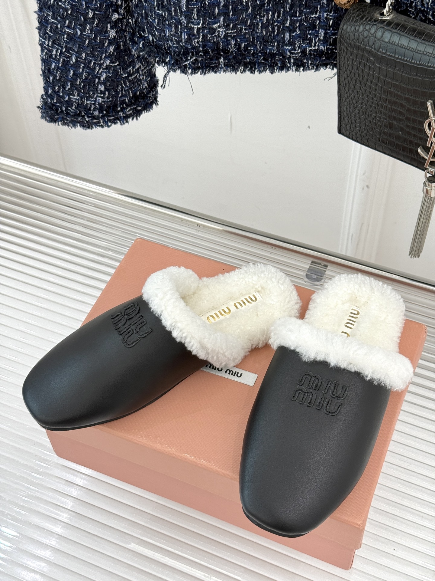 Miu Miu/缪缪25WF新品字母包头半拖毛拖让每一步都踏出甜酷精致感也是时尚少女的出街利器带你解锁冬