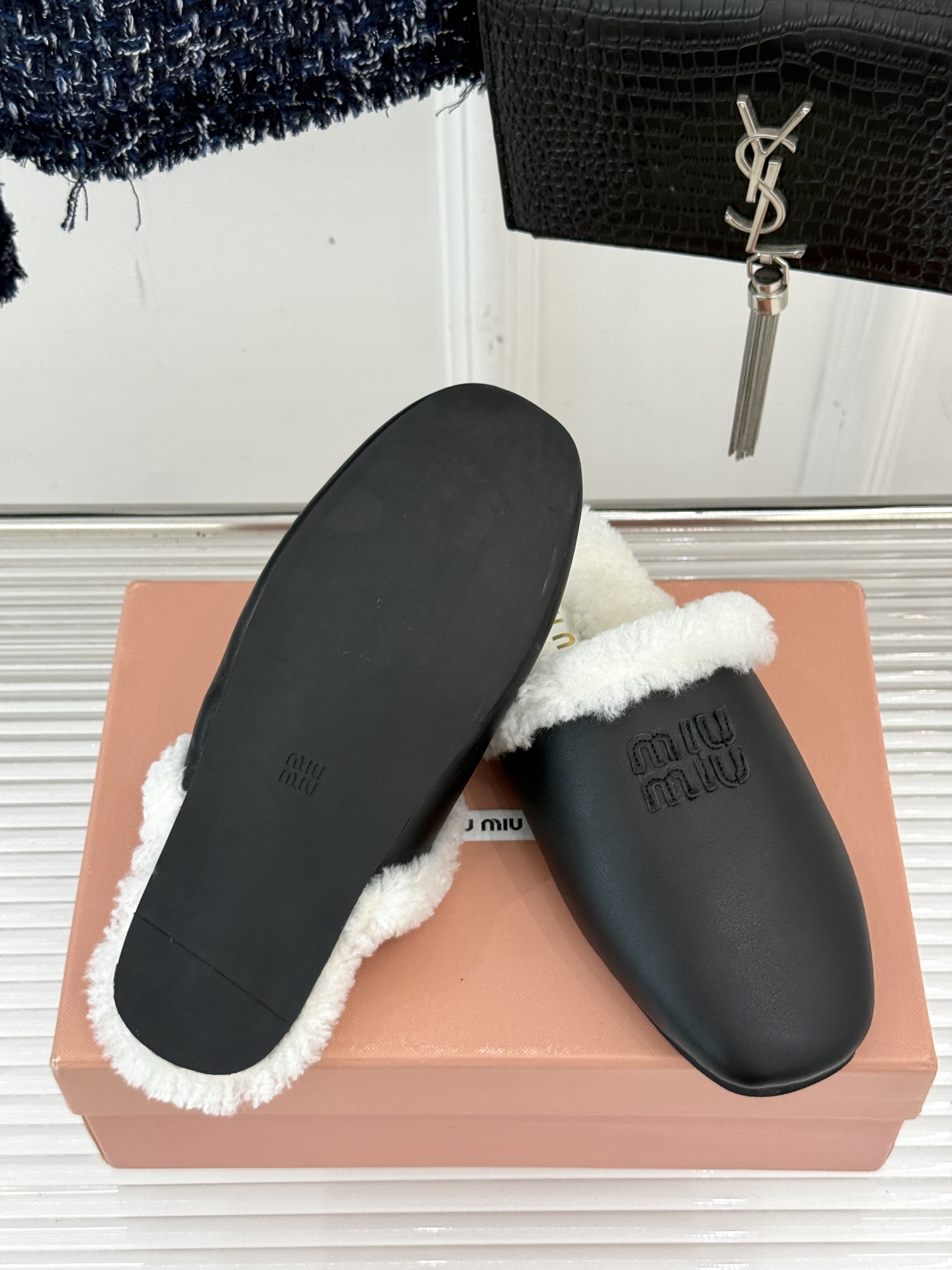 Miu Miu/缪缪25WF新品字母包头半拖毛拖让每一步都踏出甜酷精致感也是时尚少女的出街利器带你解锁冬