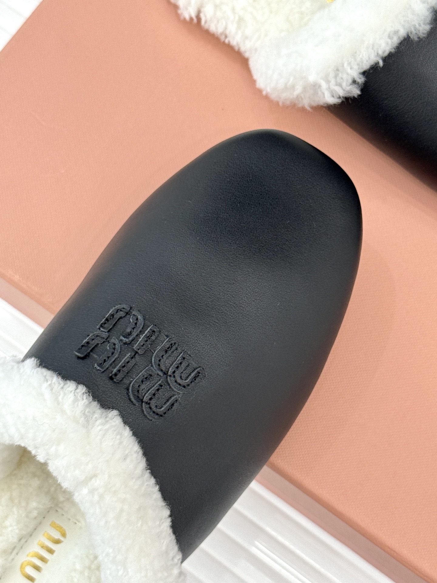 Miu Miu/缪缪25WF新品字母包头半拖毛拖让每一步都踏出甜酷精致感也是时尚少女的出街利器带你解锁冬