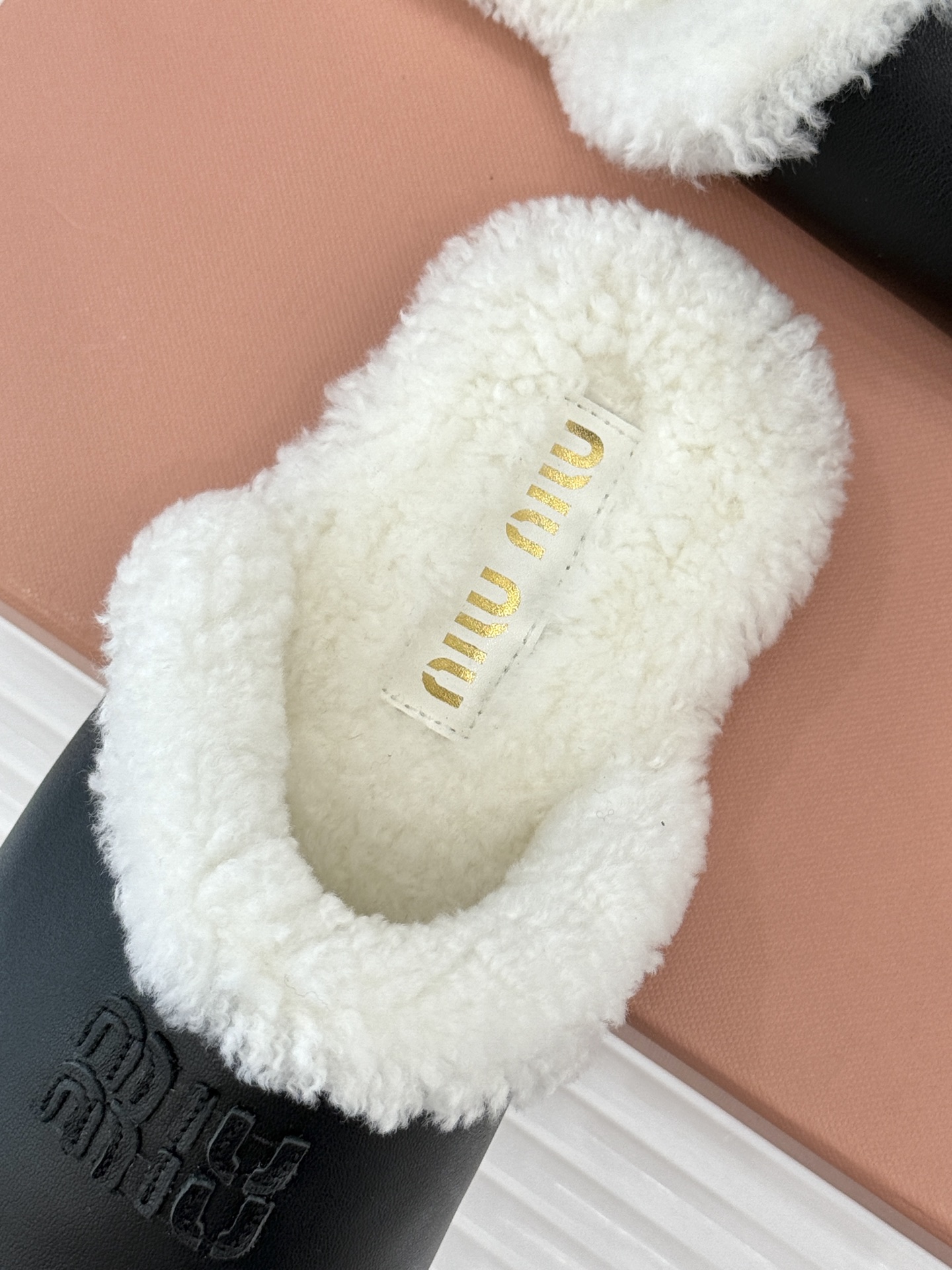 Miu Miu/缪缪25WF新品字母包头半拖毛拖让每一步都踏出甜酷精致感也是时尚少女的出街利器带你解锁冬