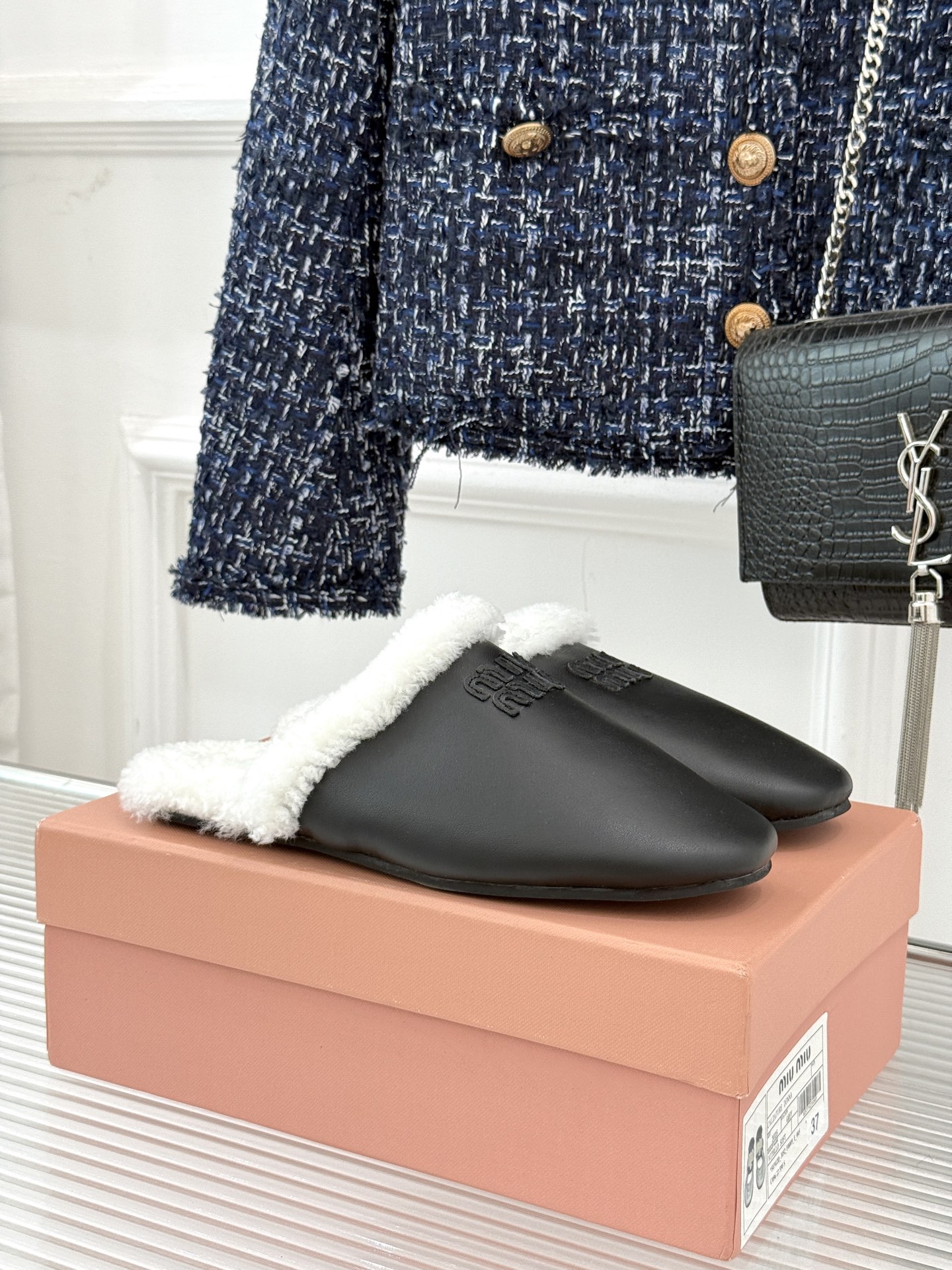 Miu Miu/缪缪25WF新品字母包头半拖毛拖让每一步都踏出甜酷精致感也是时尚少女的出街利器带你解锁冬
