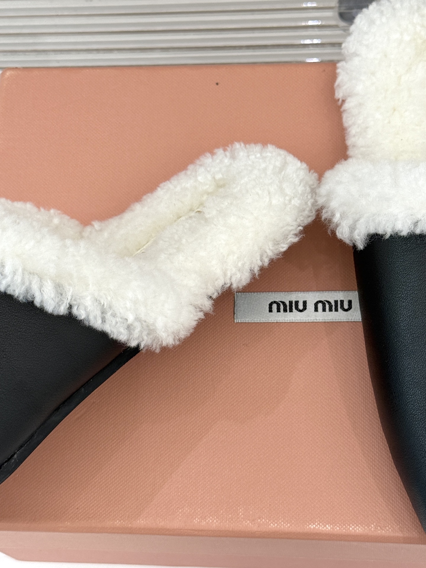 Miu Miu/缪缪25WF新品字母包头半拖毛拖让每一步都踏出甜酷精致感也是时尚少女的出街利器带你解锁冬