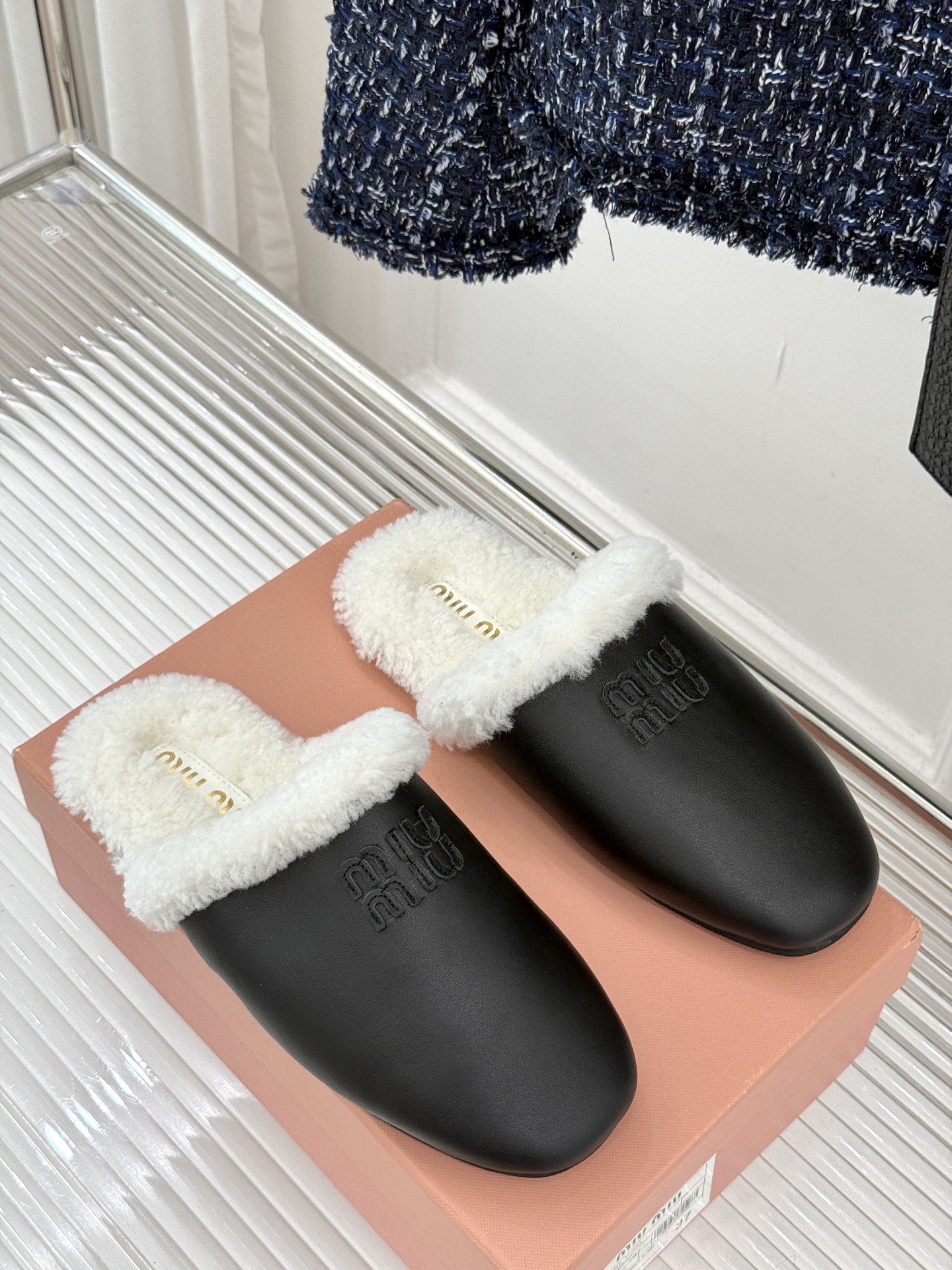 Miu Miu/缪缪25WF新品字母包头半拖毛拖让每一步都踏出甜酷精致感也是时尚少女的出街利器带你解锁冬