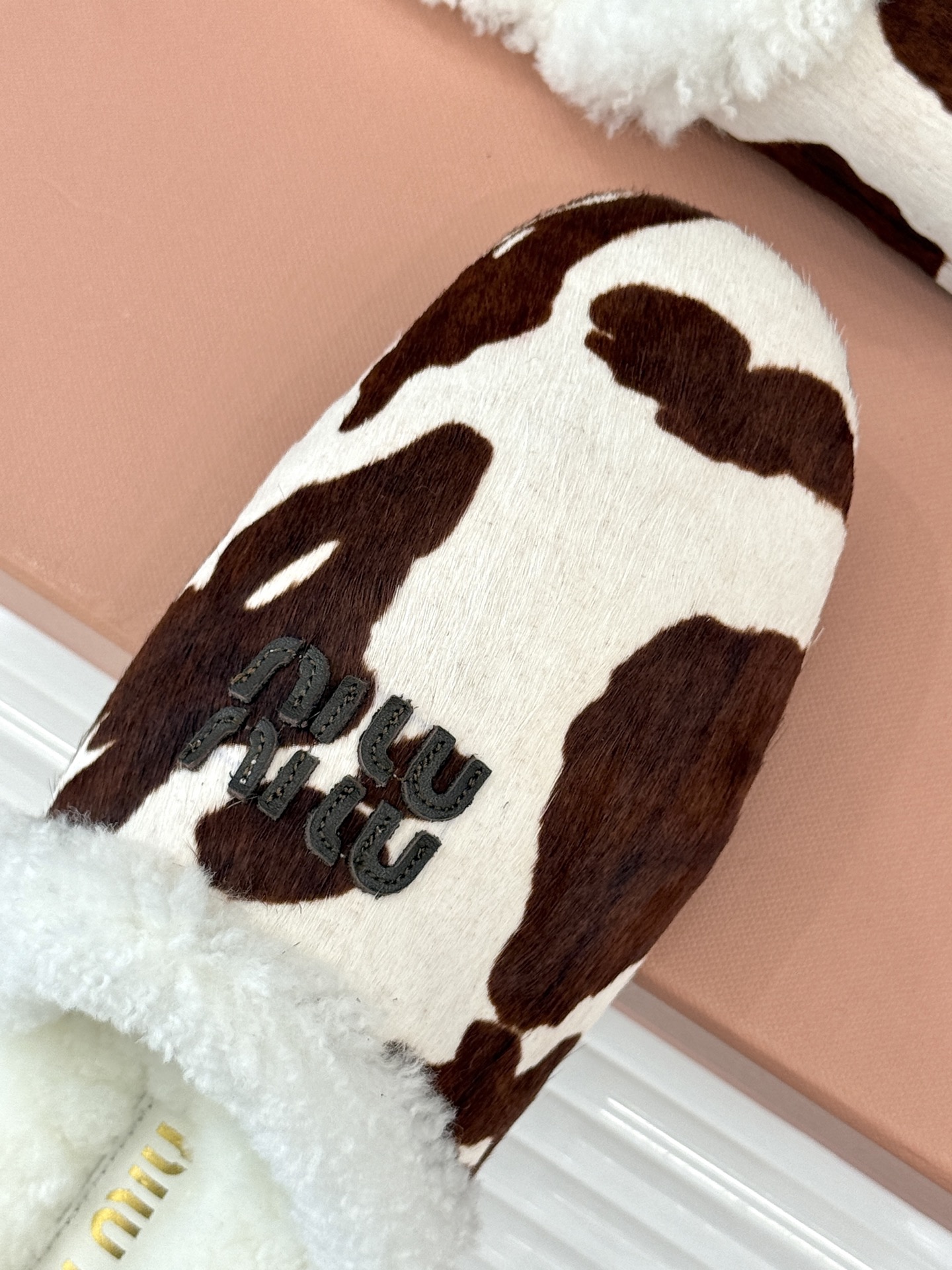Miu Miu/缪缪25WF新品字母包头半拖毛拖让每一步都踏出甜酷精致感也是时尚少女的出街利器带你解锁冬