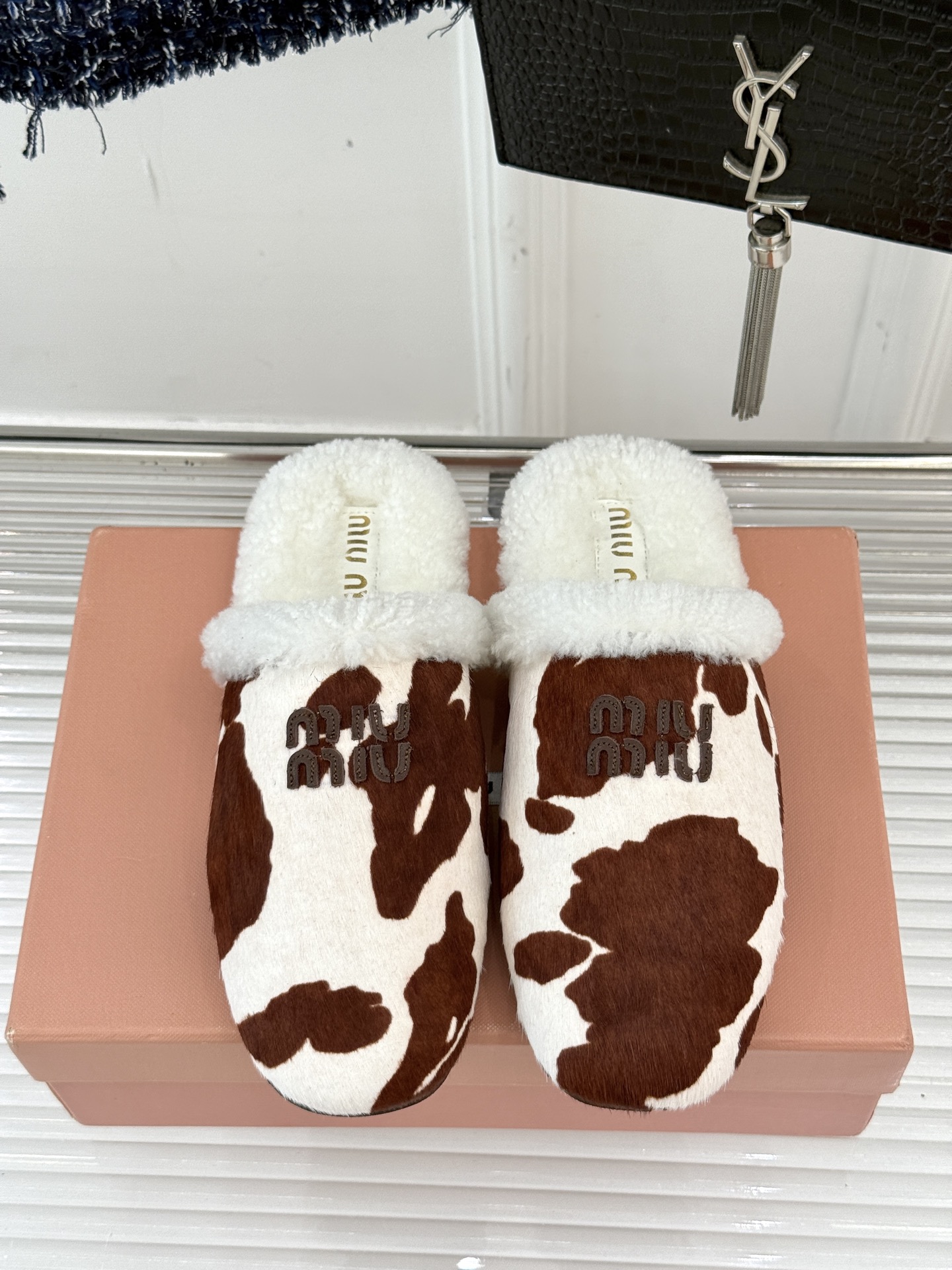 Miu Miu/缪缪25WF新品字母包头半拖毛拖让每一步都踏出甜酷精致感也是时尚少女的出街利器带你解锁冬