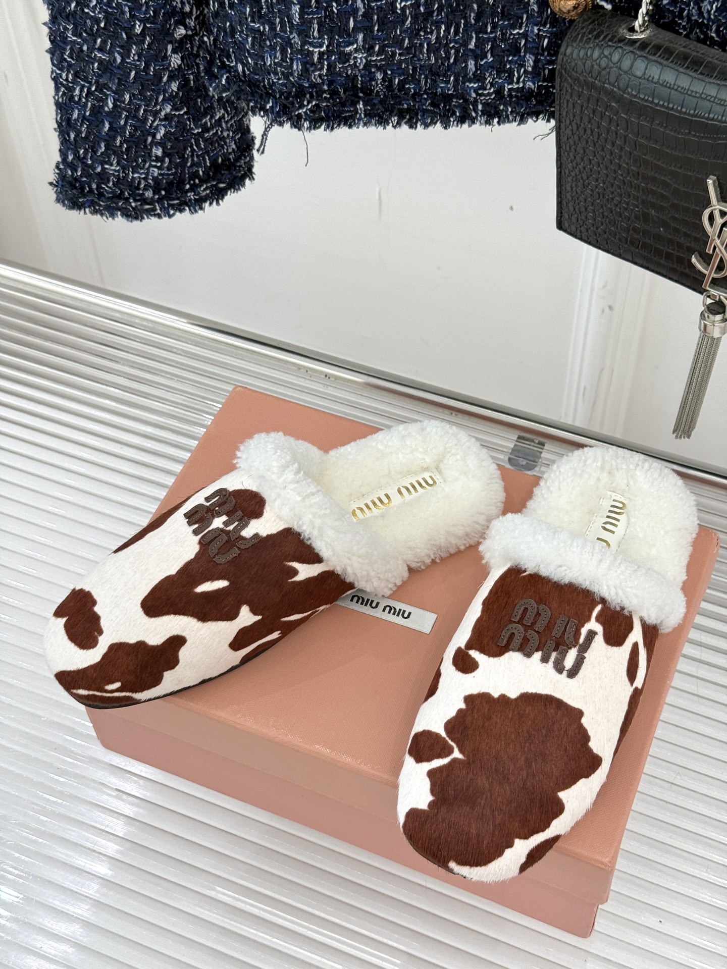 Miu Miu/缪缪25WF新品字母包头半拖毛拖让每一步都踏出甜酷精致感也是时尚少女的出街利器带你解锁冬