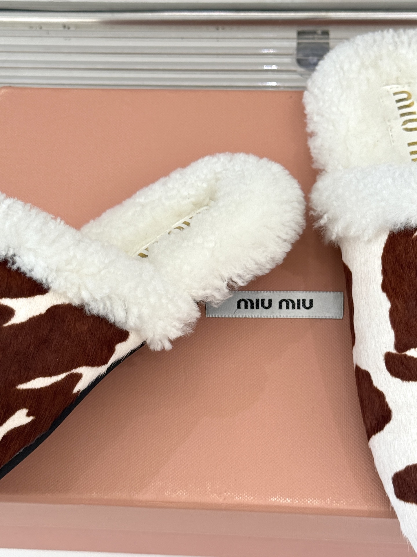 Miu Miu/缪缪25WF新品字母包头半拖毛拖让每一步都踏出甜酷精致感也是时尚少女的出街利器带你解锁冬