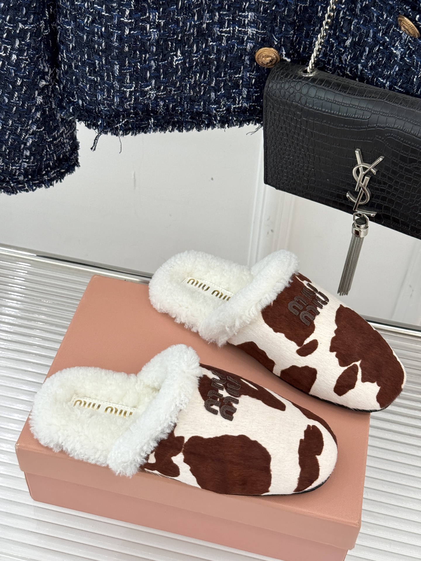 Miu Miu/缪缪25WF新品字母包头半拖毛拖让每一步都踏出甜酷精致感也是时尚少女的出街利器带你解锁冬
