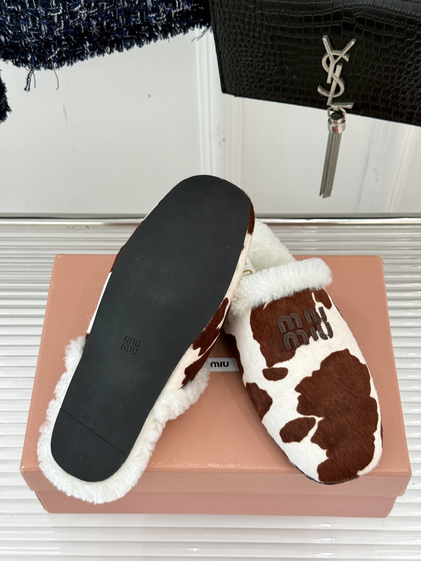 Miu Miu/缪缪25WF新品字母包头半拖毛拖让每一步都踏出甜酷精致感也是时尚少女的出街利器带你解锁冬