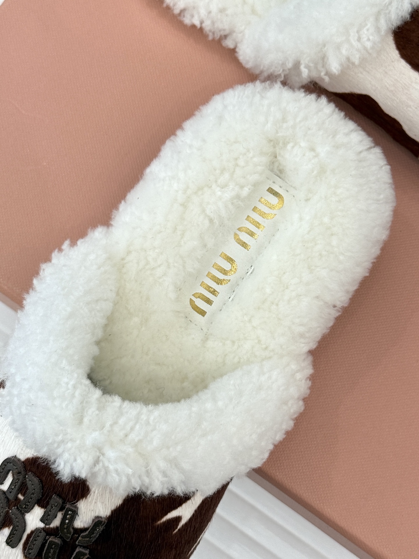 Miu Miu/缪缪25WF新品字母包头半拖毛拖让每一步都踏出甜酷精致感也是时尚少女的出街利器带你解锁冬