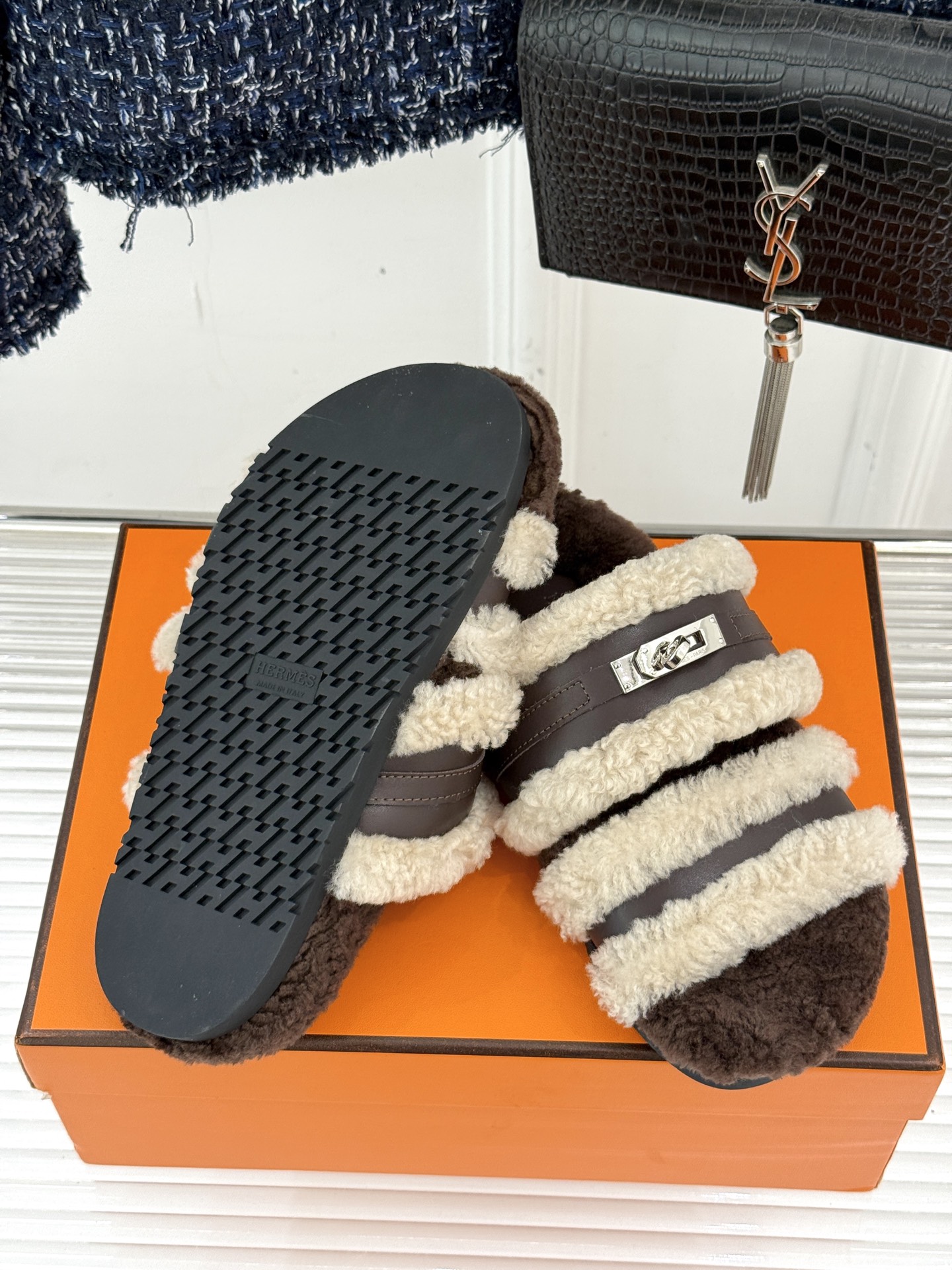 Hermès/爱马仕25WF新品Kelly休闲毛拖当经典Kelly扣邂逅柔软羊毛H家毛拖便成了优雅与舒适