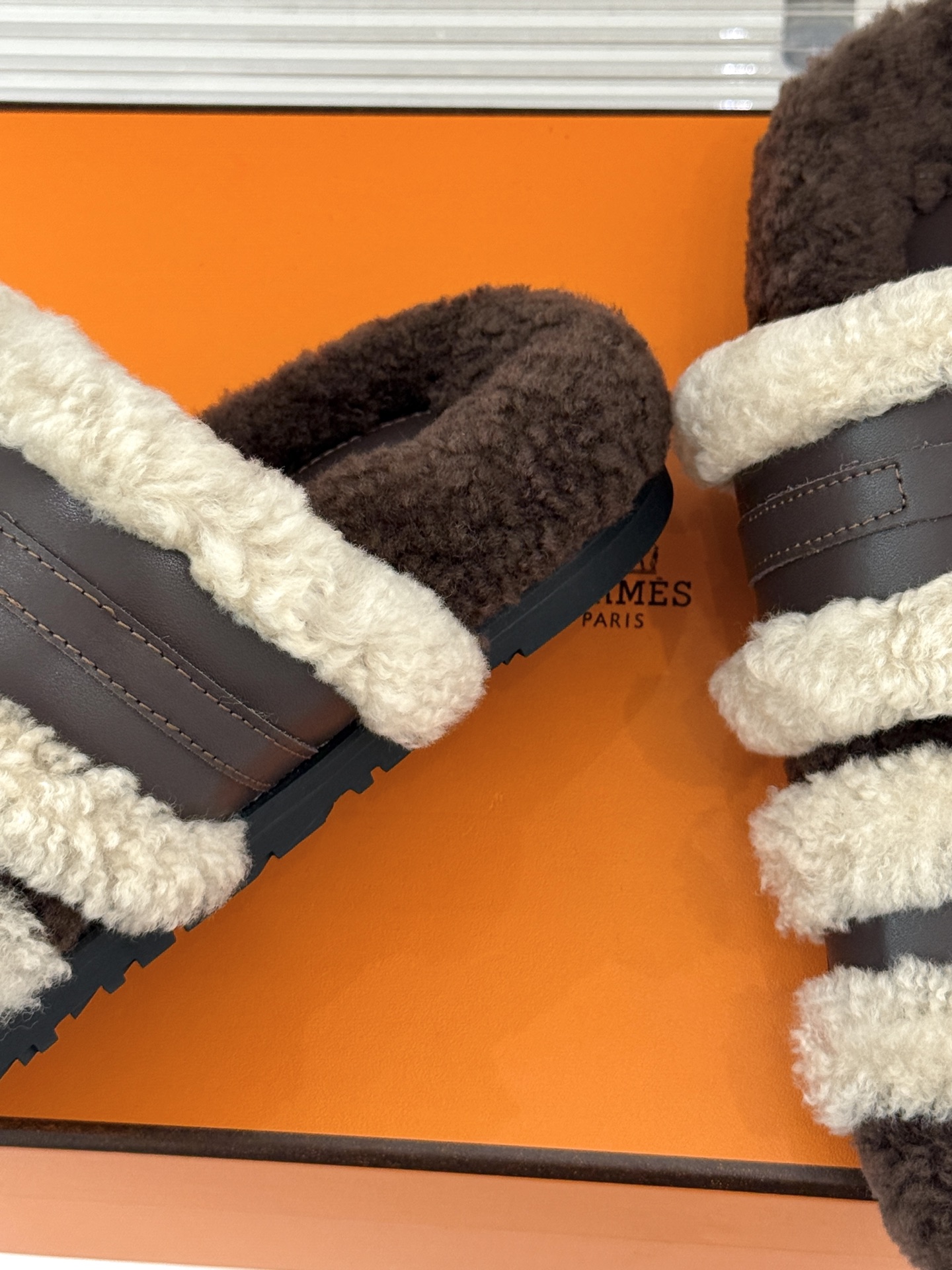 Hermès/爱马仕25WF新品Kelly休闲毛拖当经典Kelly扣邂逅柔软羊毛H家毛拖便成了优雅与舒适