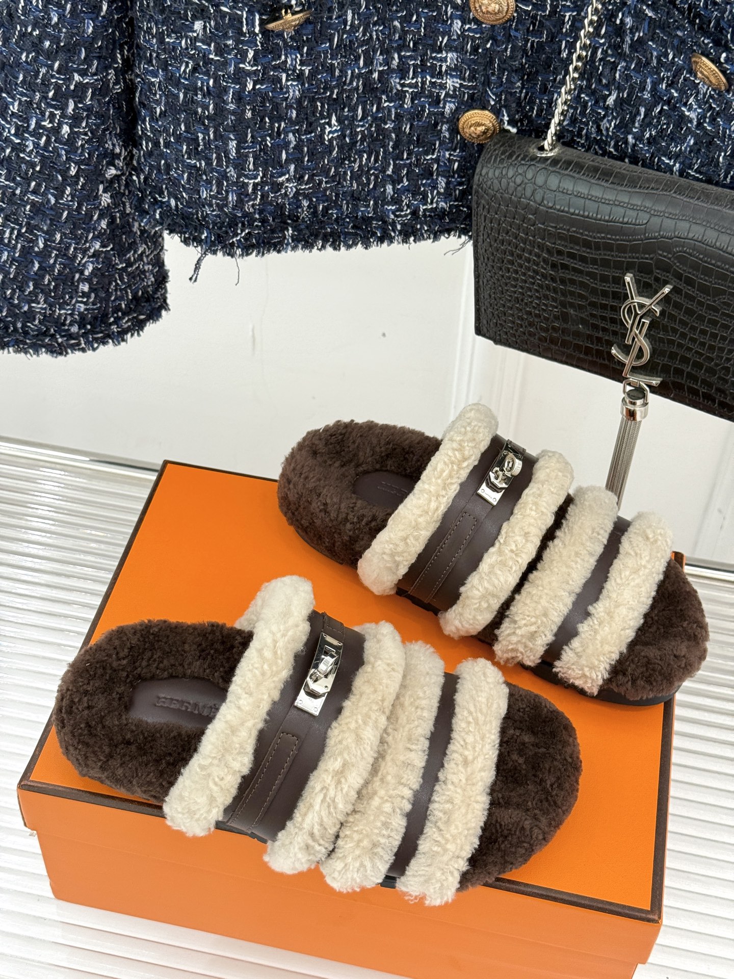 Hermès/爱马仕25WF新品Kelly休闲毛拖当经典Kelly扣邂逅柔软羊毛H家毛拖便成了优雅与舒适