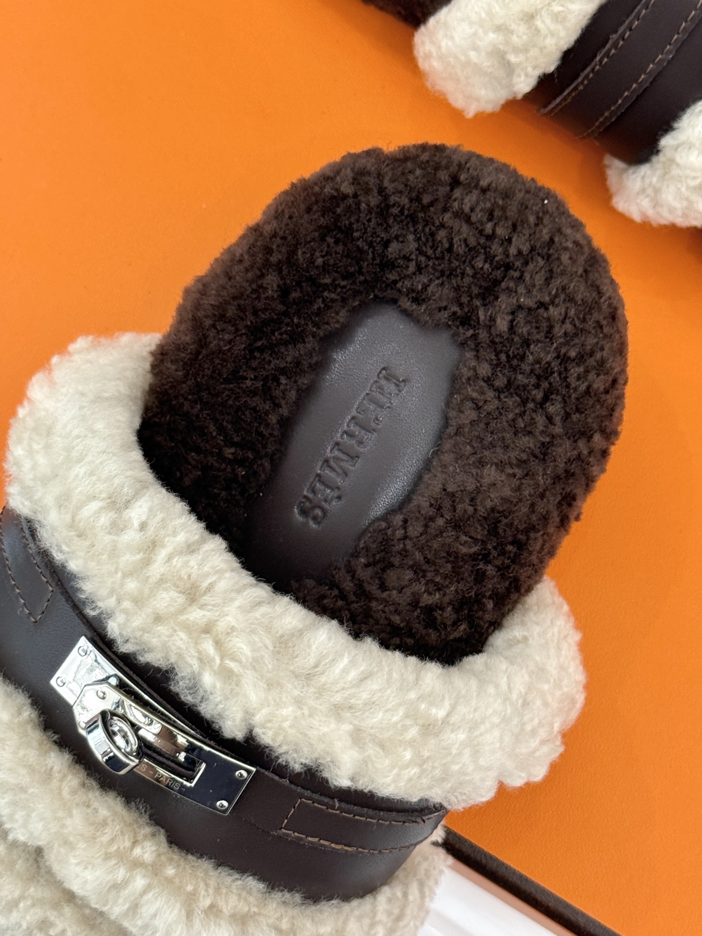 Hermès/爱马仕25WF新品Kelly休闲毛拖当经典Kelly扣邂逅柔软羊毛H家毛拖便成了优雅与舒适