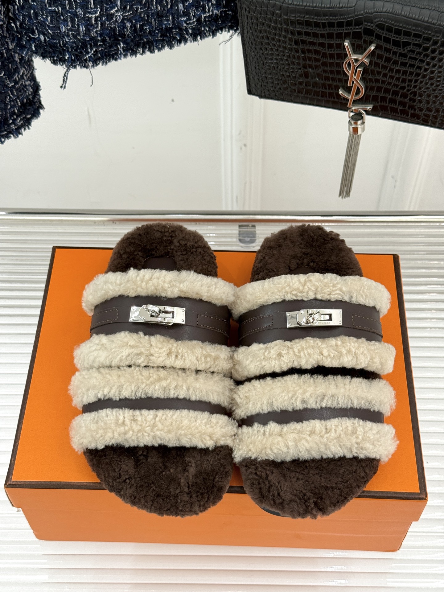 Hermès/爱马仕25WF新品Kelly休闲毛拖当经典Kelly扣邂逅柔软羊毛H家毛拖便成了优雅与舒适