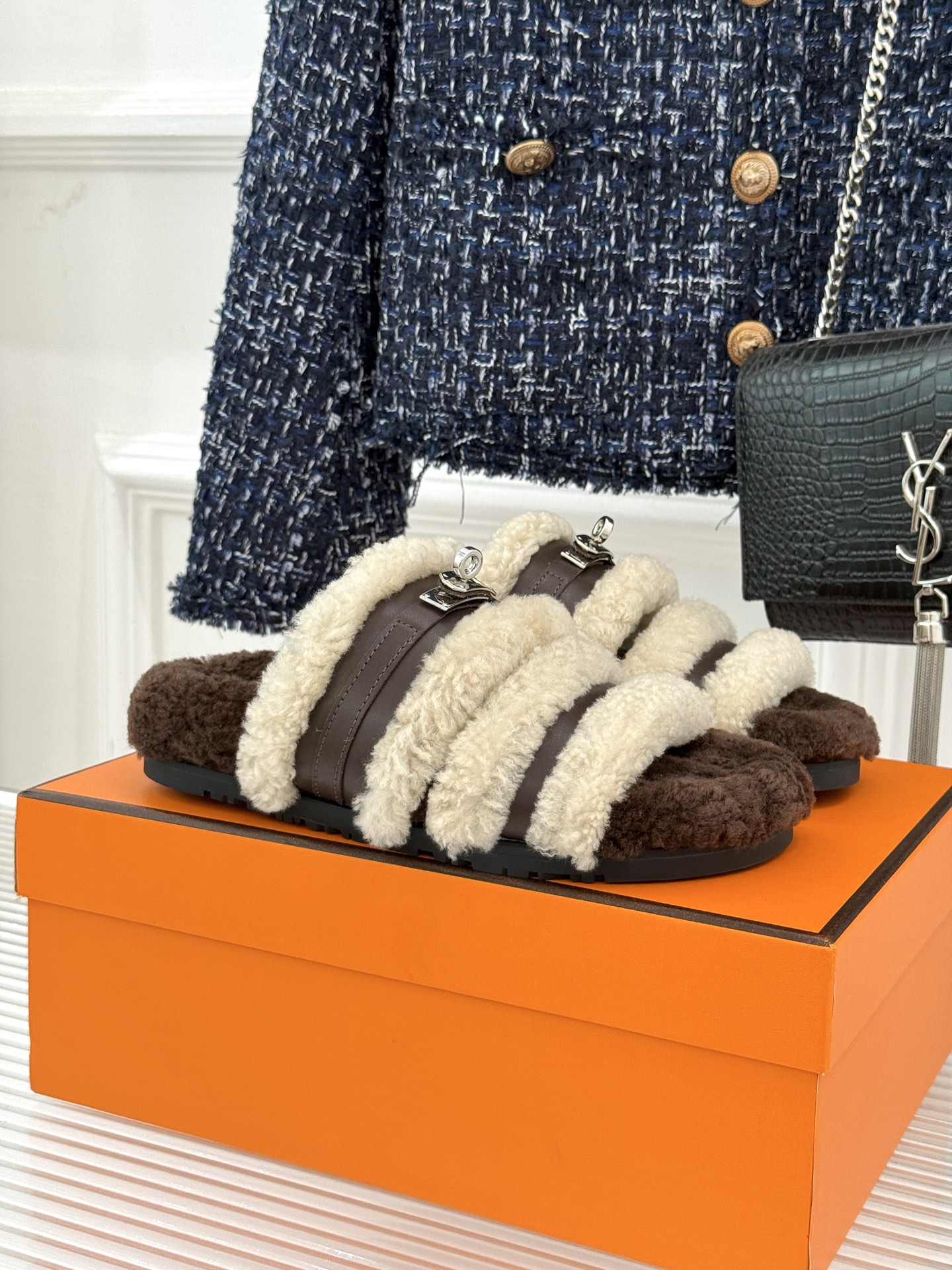 Hermès/爱马仕25WF新品Kelly休闲毛拖当经典Kelly扣邂逅柔软羊毛H家毛拖便成了优雅与舒适