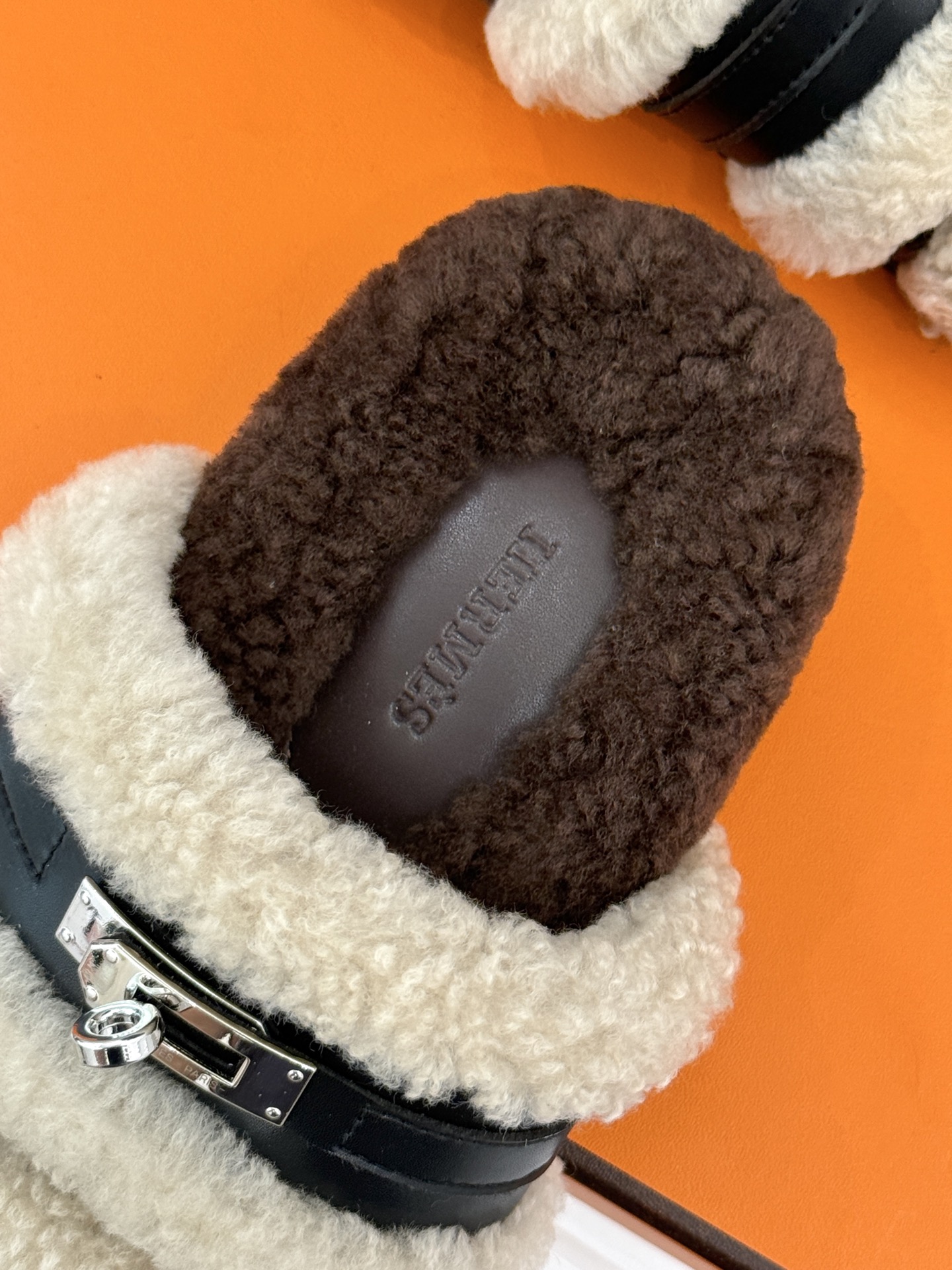 Hermès/爱马仕25WF新品Kelly休闲毛拖当经典Kelly扣邂逅柔软羊毛H家毛拖便成了优雅与舒适