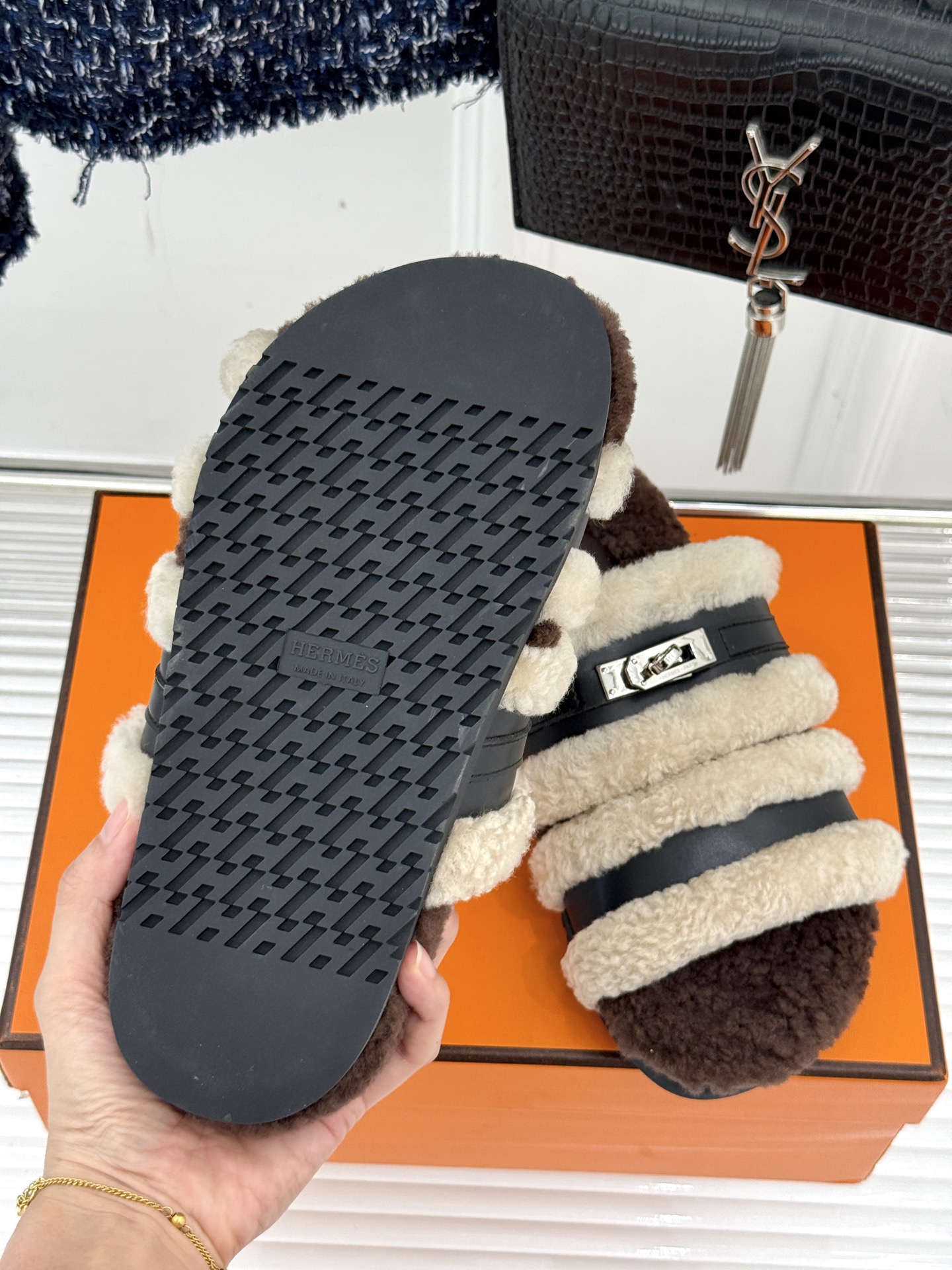 Hermès/爱马仕25WF新品Kelly休闲毛拖当经典Kelly扣邂逅柔软羊毛H家毛拖便成了优雅与舒适