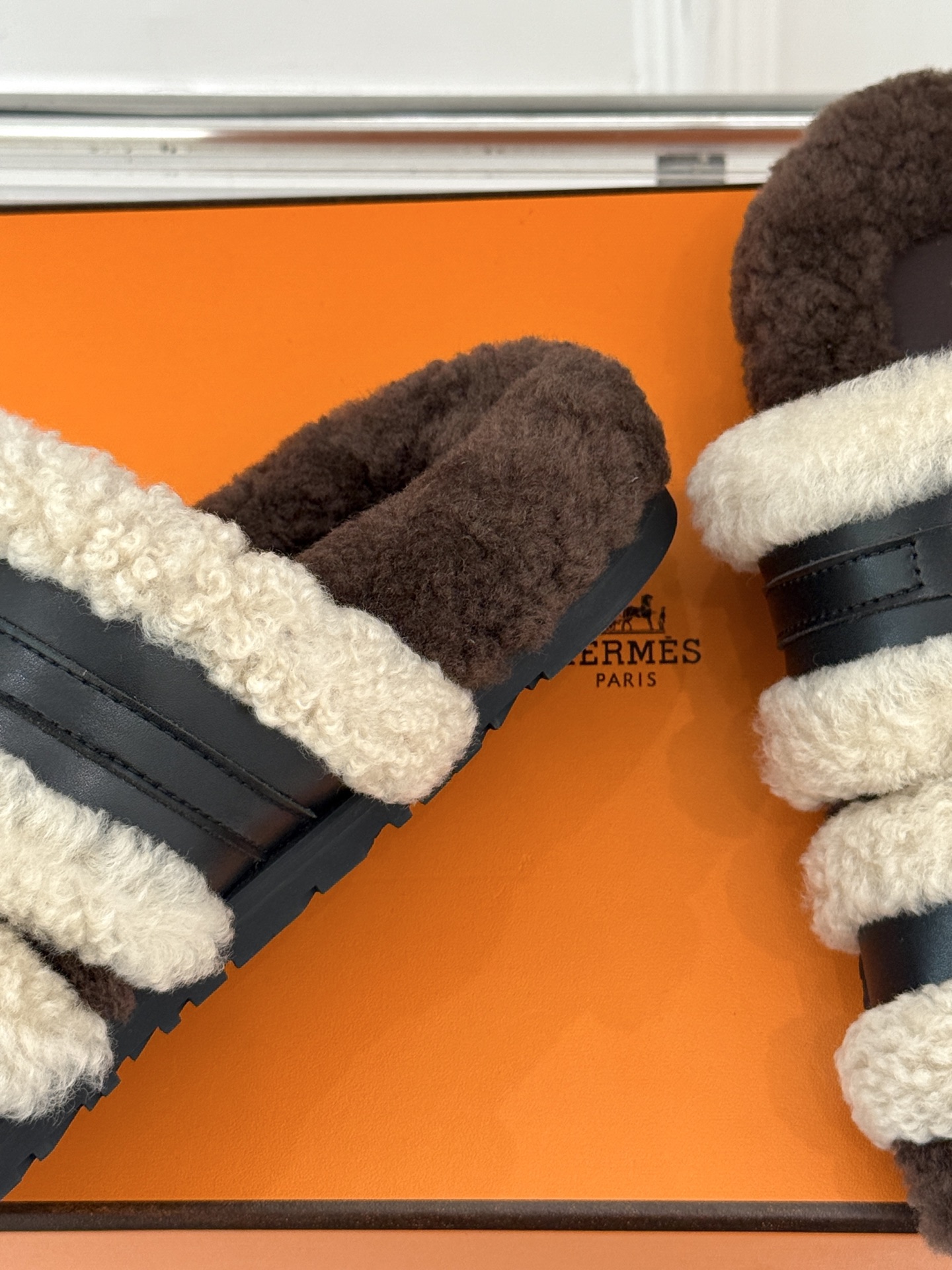 Hermès/爱马仕25WF新品Kelly休闲毛拖当经典Kelly扣邂逅柔软羊毛H家毛拖便成了优雅与舒适