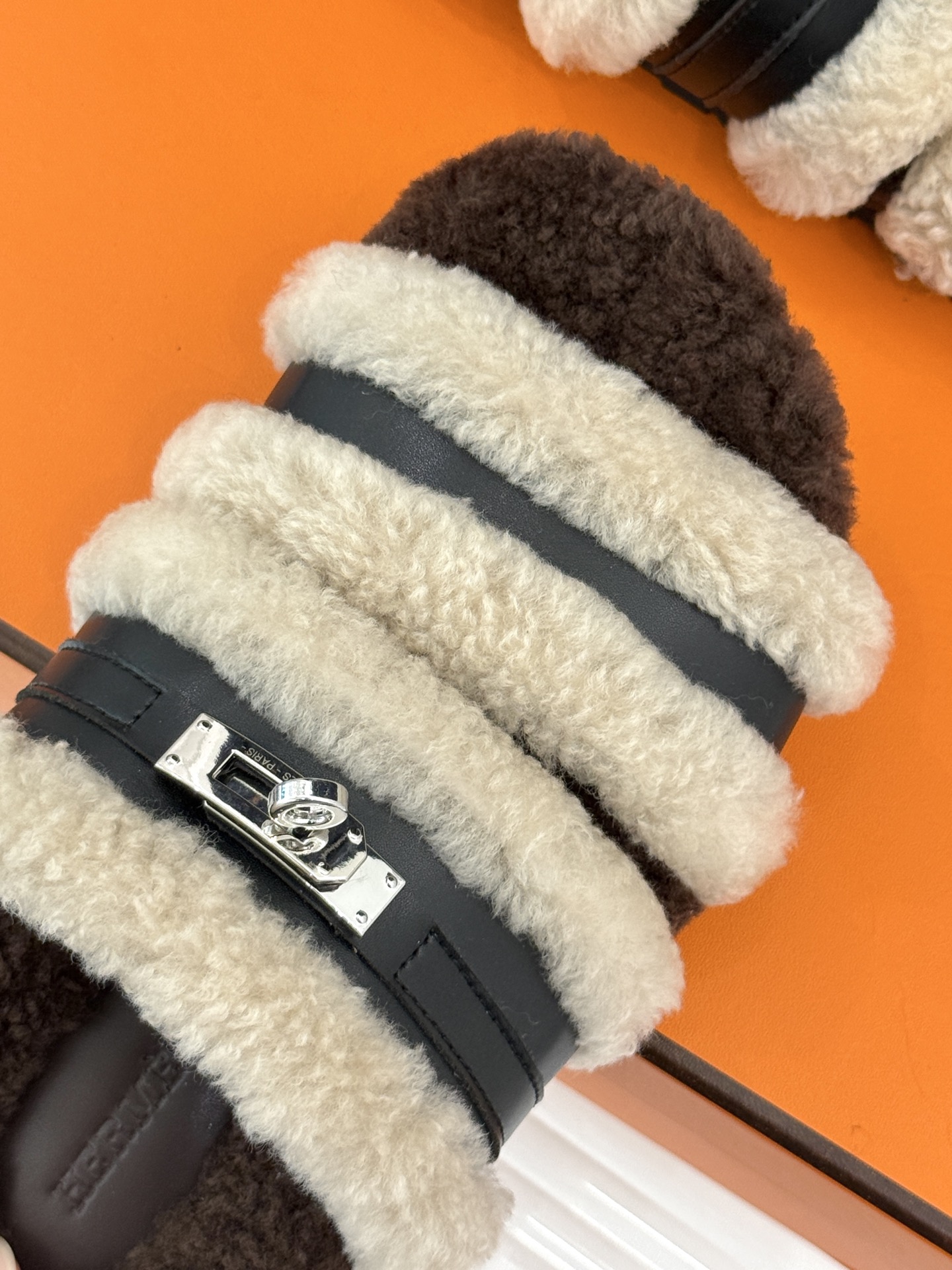 Hermès/爱马仕25WF新品Kelly休闲毛拖当经典Kelly扣邂逅柔软羊毛H家毛拖便成了优雅与舒适