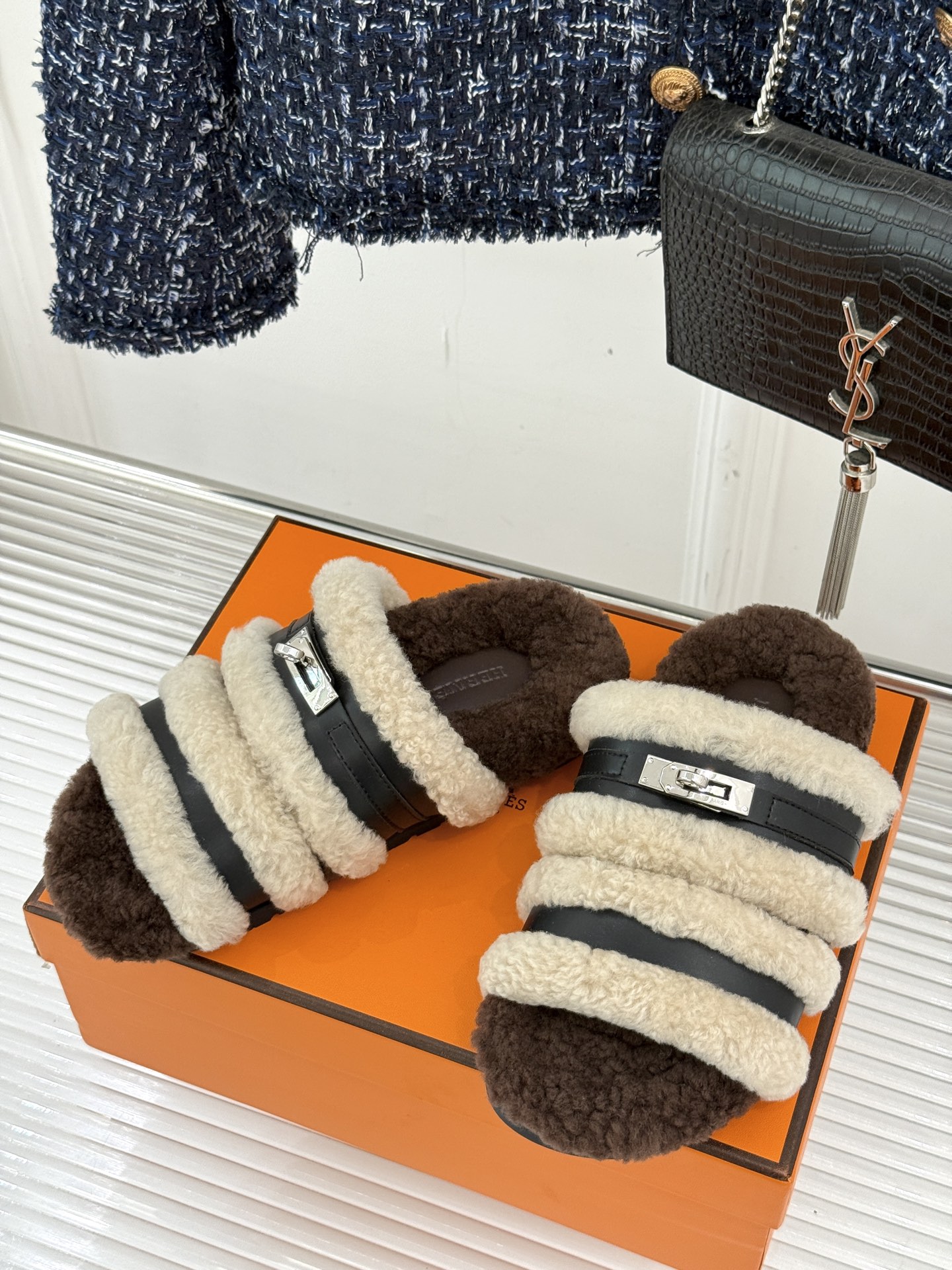 Hermès/爱马仕25WF新品Kelly休闲毛拖当经典Kelly扣邂逅柔软羊毛H家毛拖便成了优雅与舒适