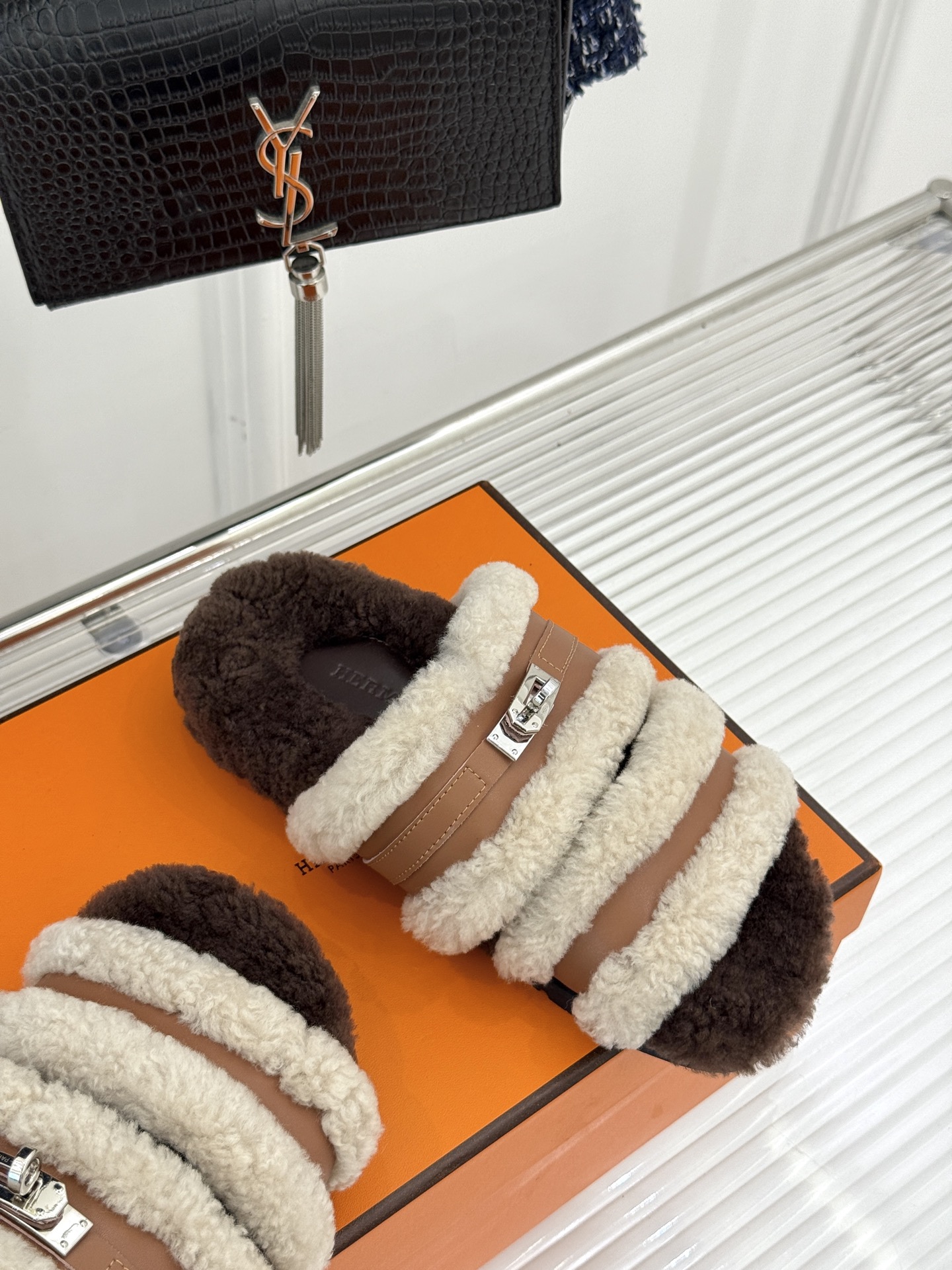 Hermès/爱马仕25WF新品Kelly休闲毛拖当经典Kelly扣邂逅柔软羊毛H家毛拖便成了优雅与舒适
