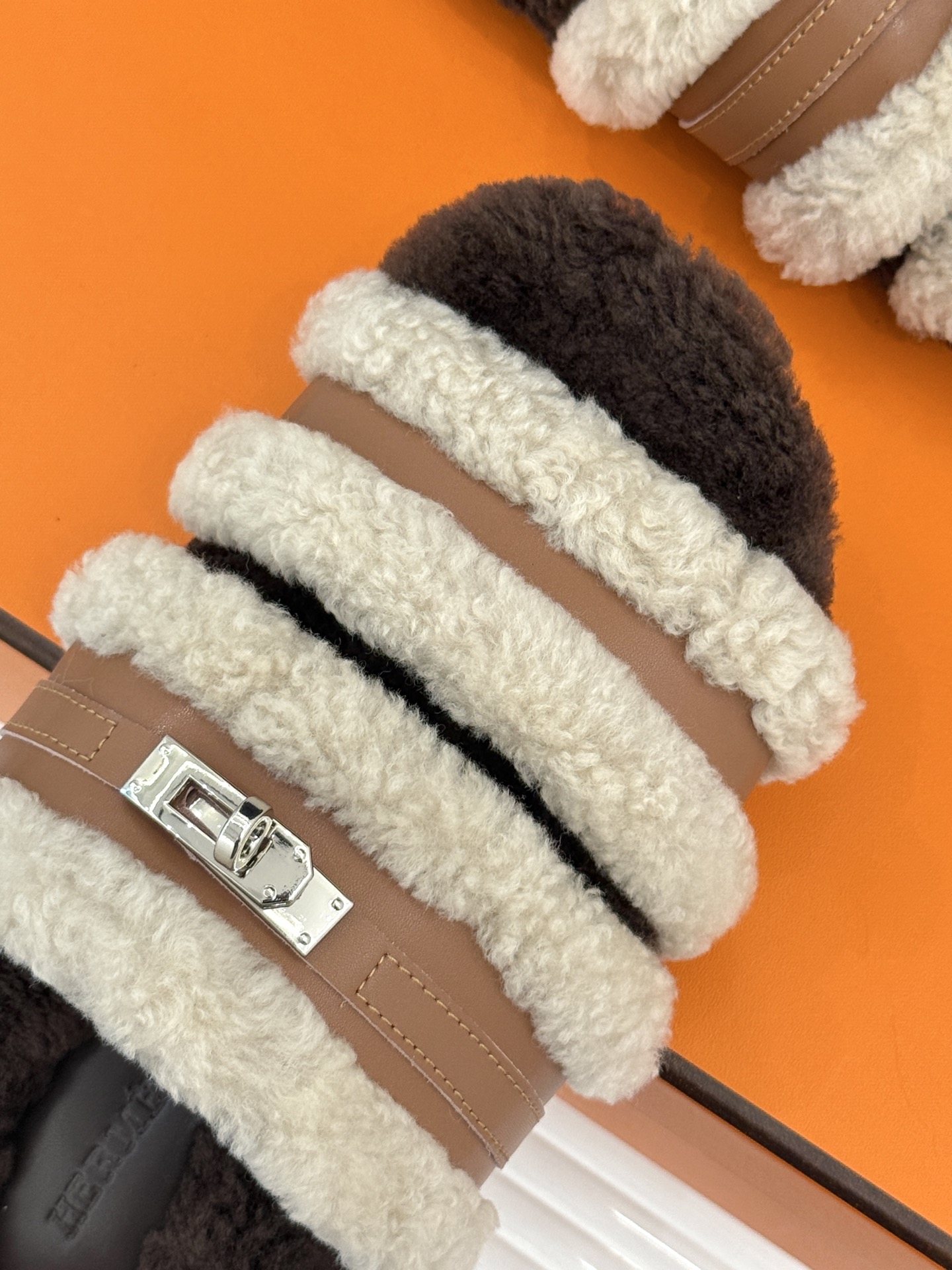Hermès/爱马仕25WF新品Kelly休闲毛拖当经典Kelly扣邂逅柔软羊毛H家毛拖便成了优雅与舒适