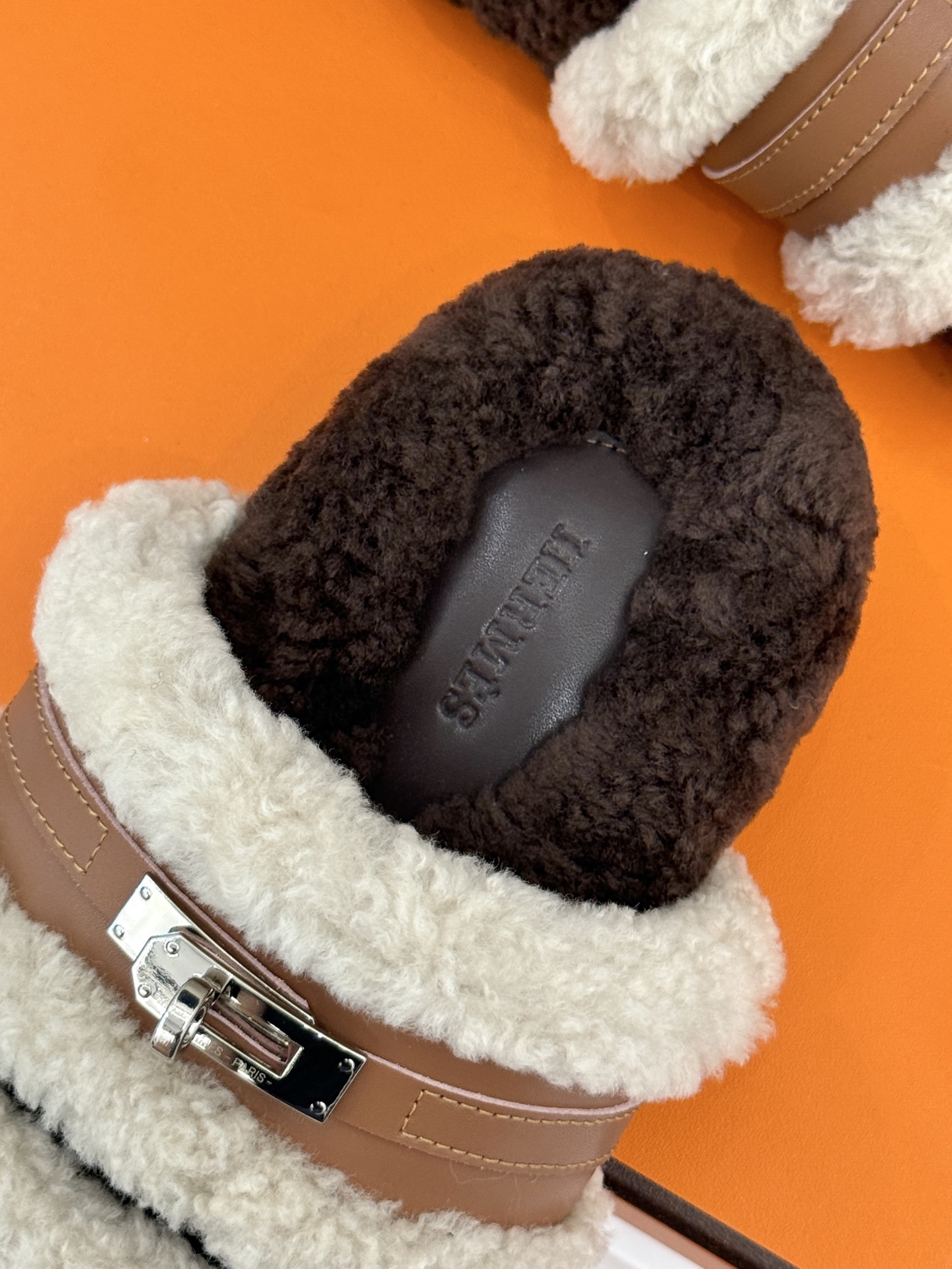 Hermès/爱马仕25WF新品Kelly休闲毛拖当经典Kelly扣邂逅柔软羊毛H家毛拖便成了优雅与舒适