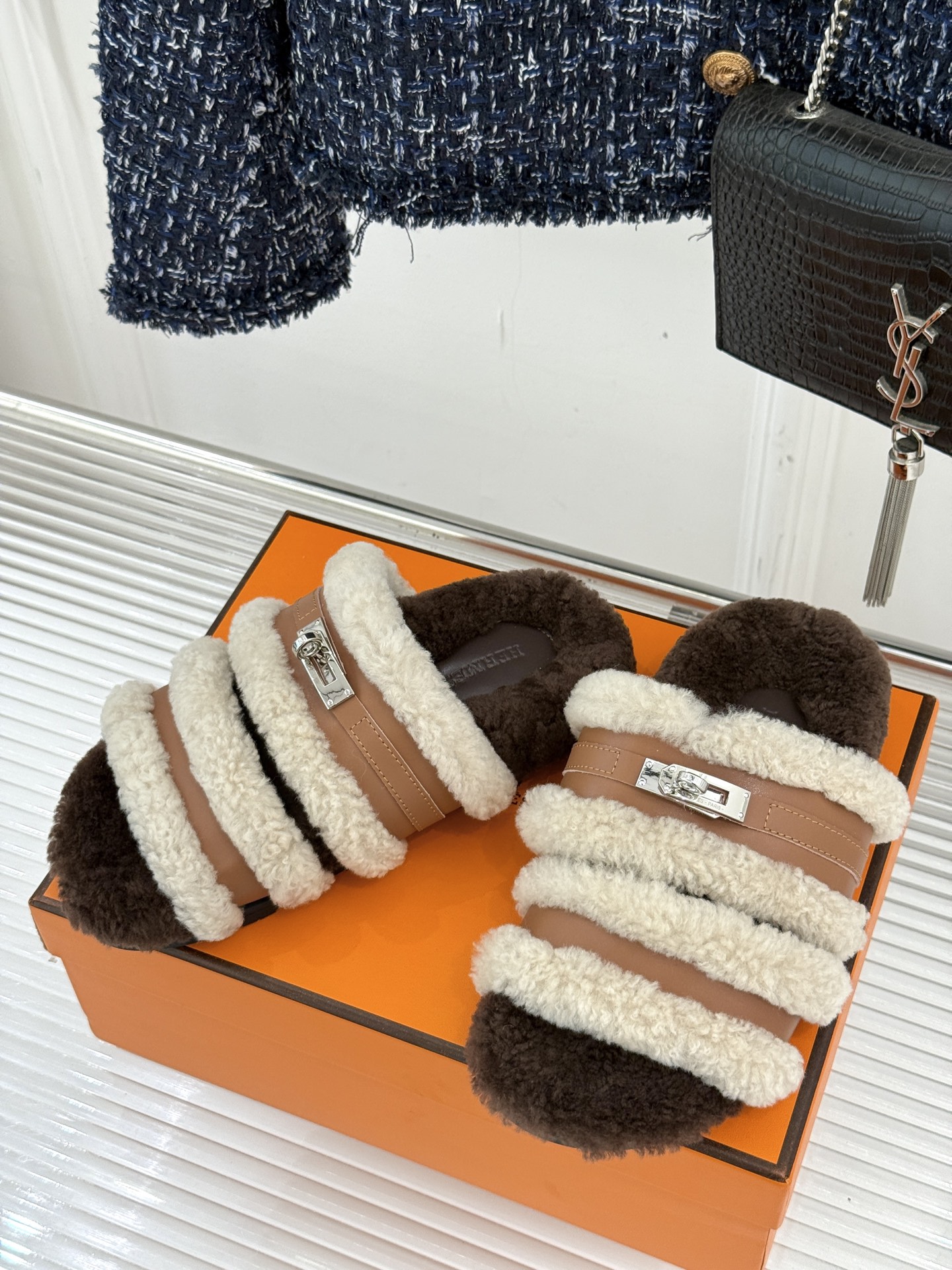 Hermès/爱马仕25WF新品Kelly休闲毛拖当经典Kelly扣邂逅柔软羊毛H家毛拖便成了优雅与舒适